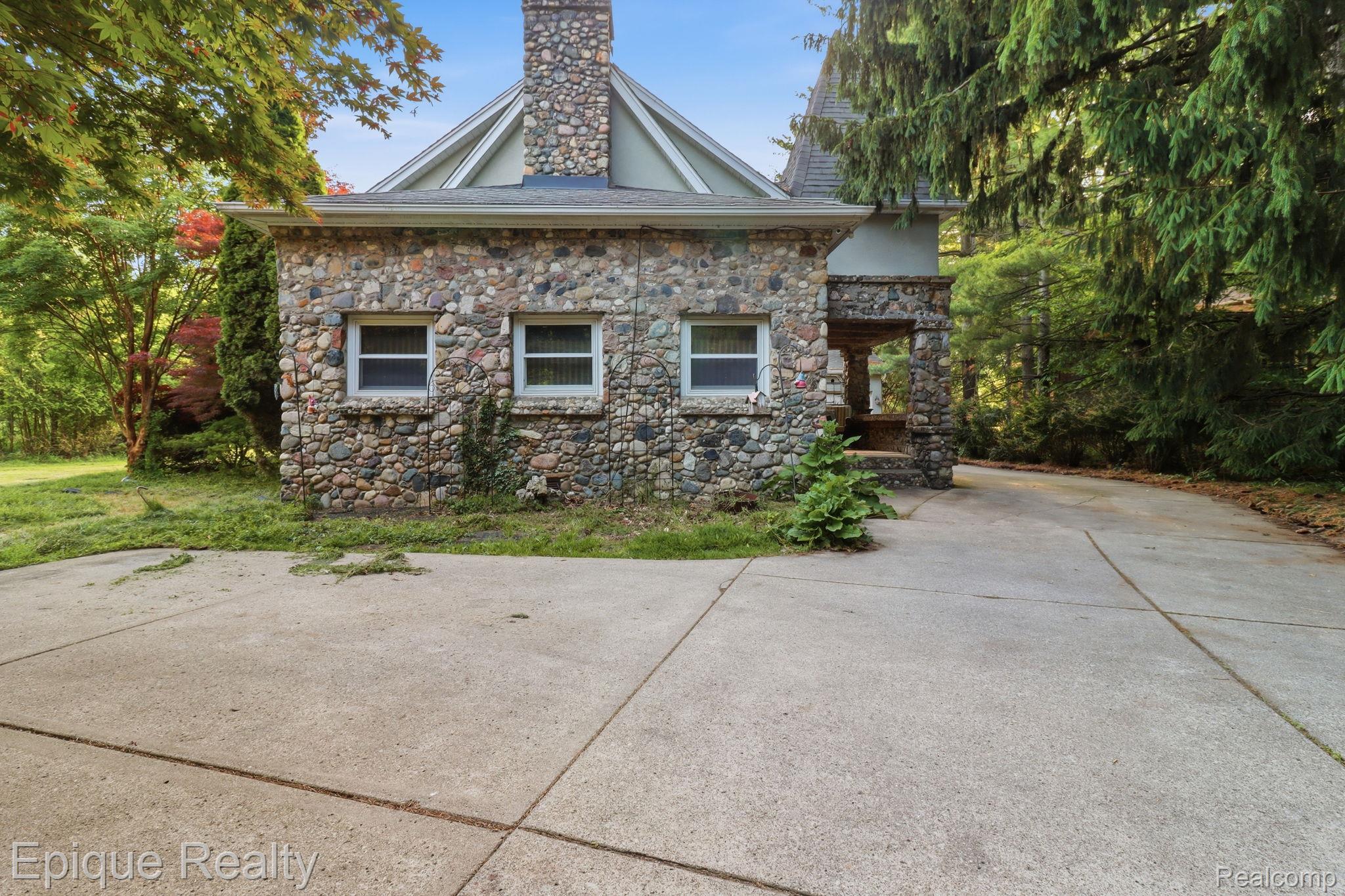 21085 Metroview Road — photo