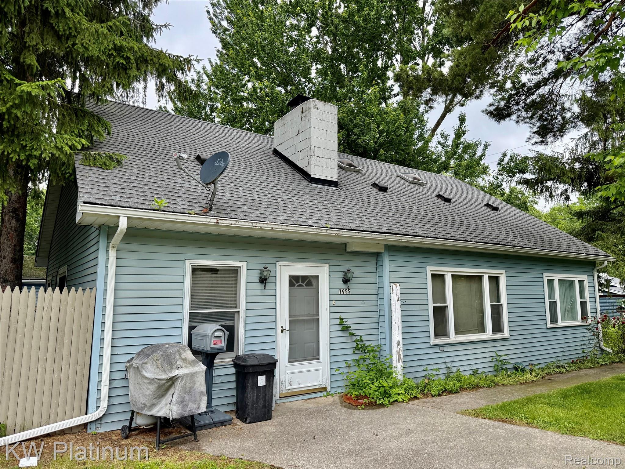 7955 Lakeshore Road — photo