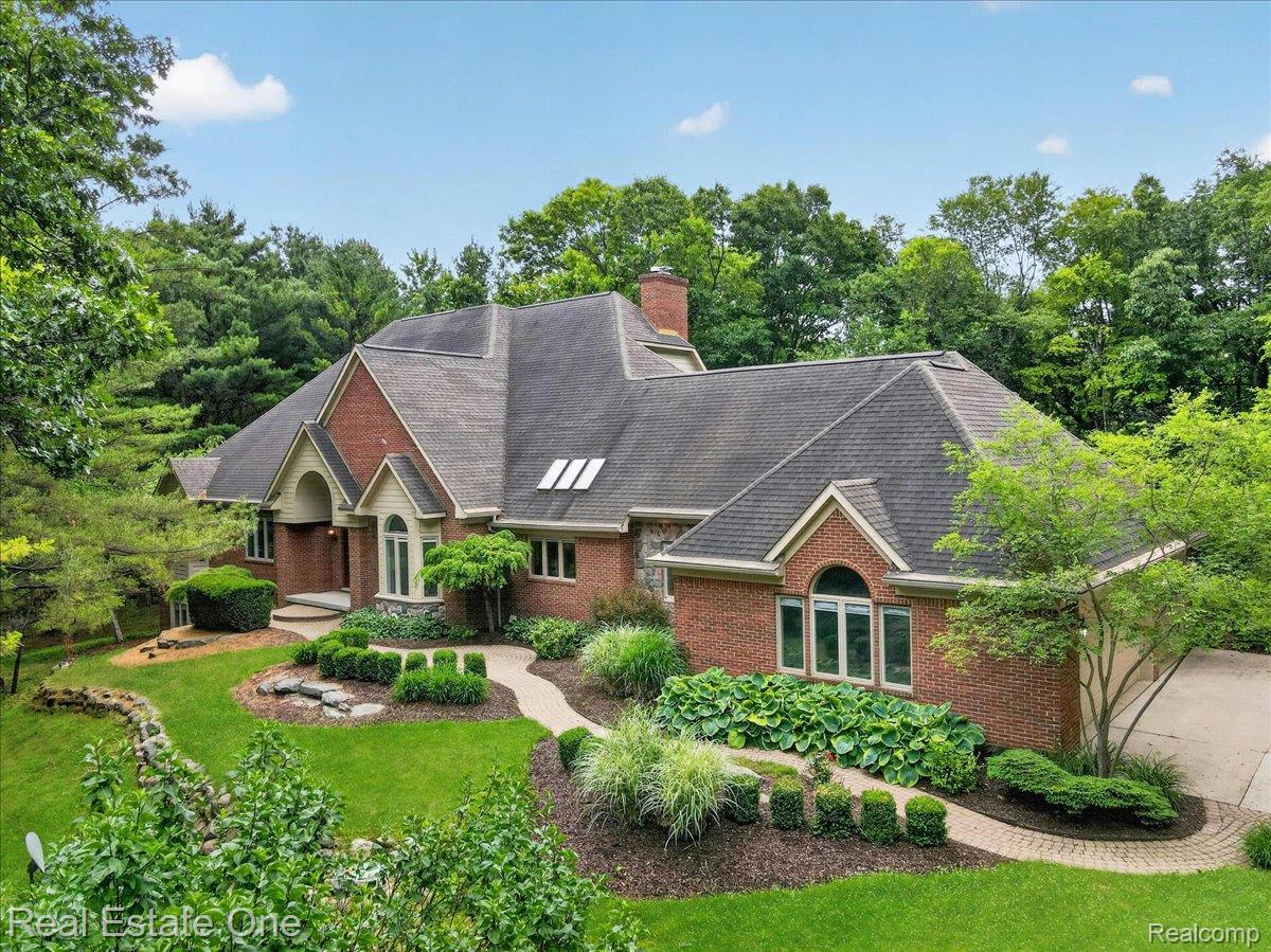 425 Courtney Road — photo