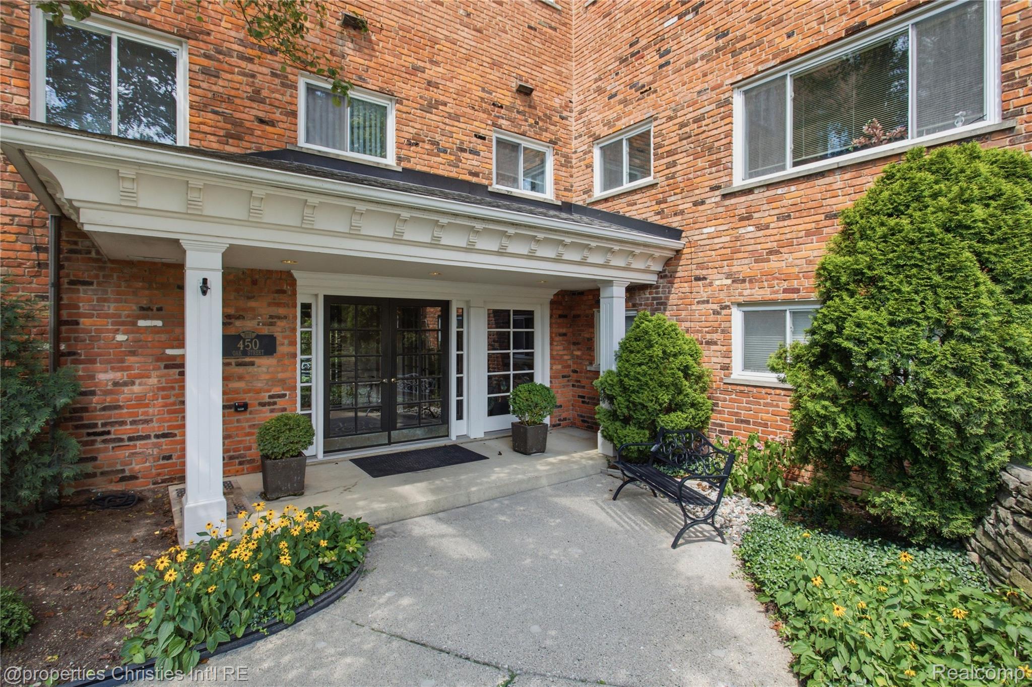450 Oak Avenue 203 — photo