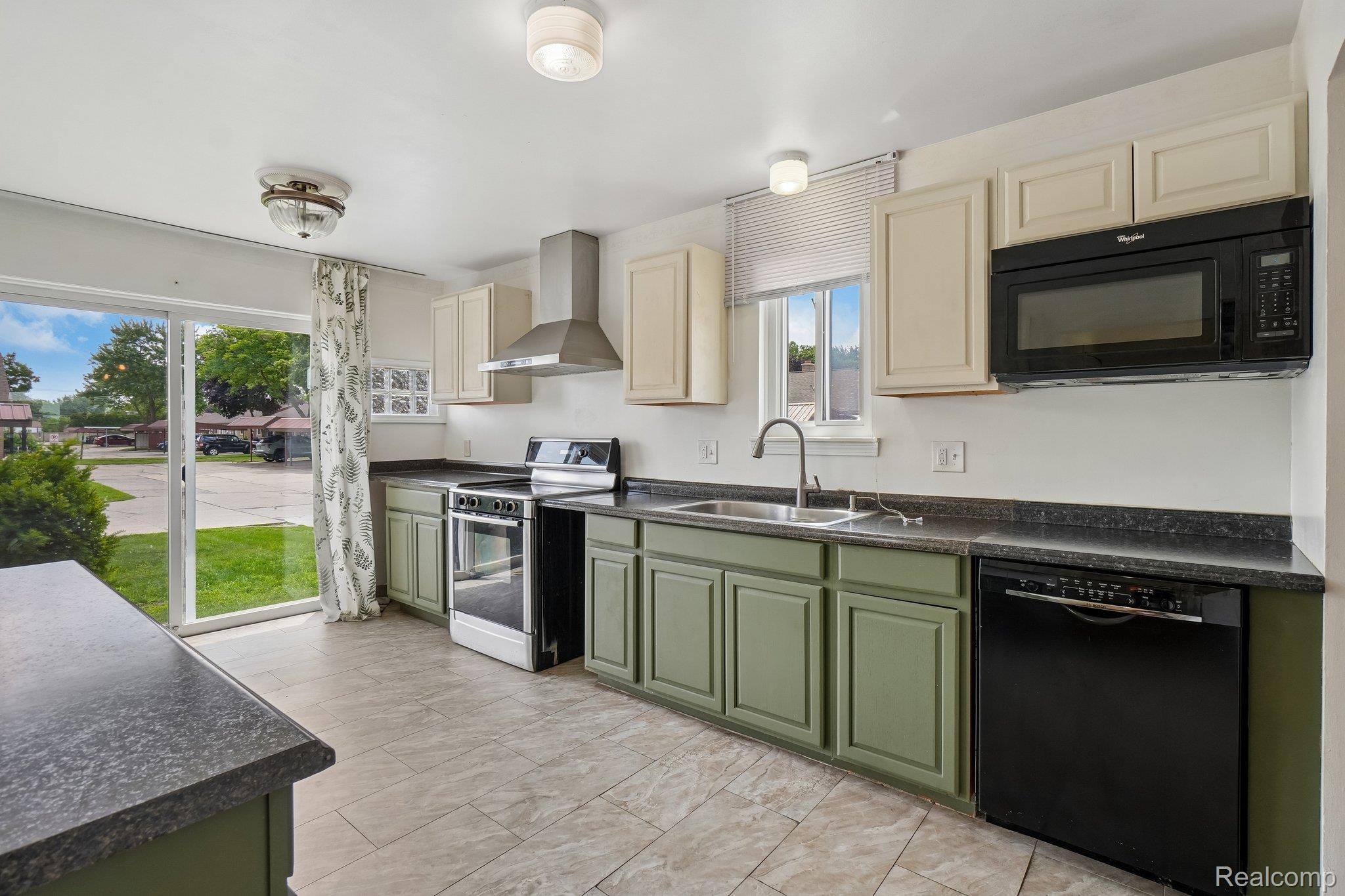 8401 18 Mile Road Unit 112 — photo