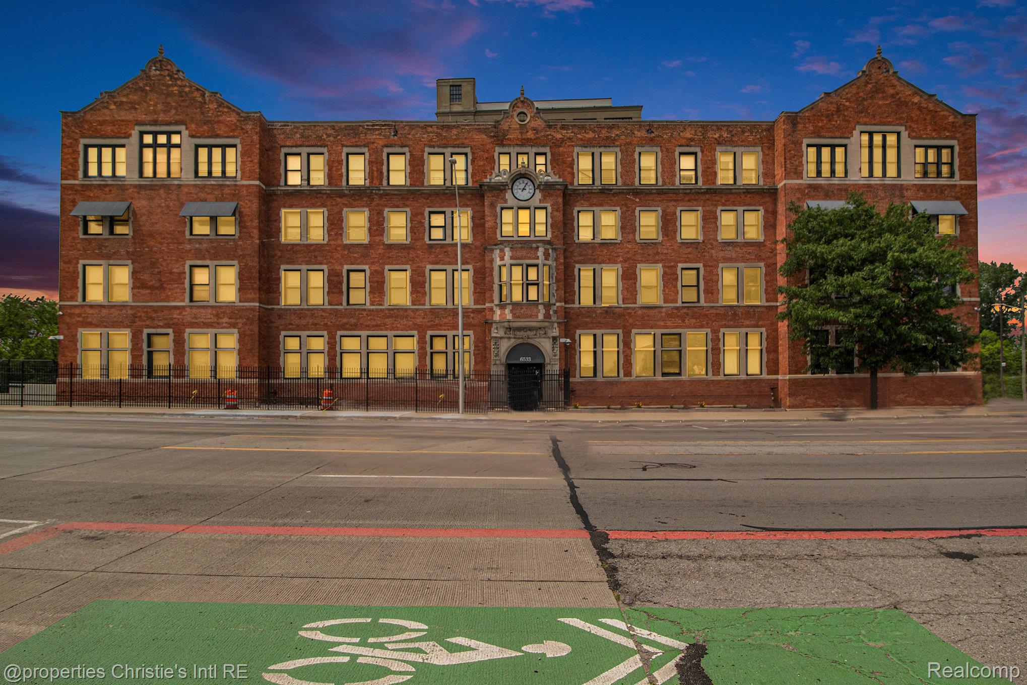 6533 E Jefferson 427 — photo