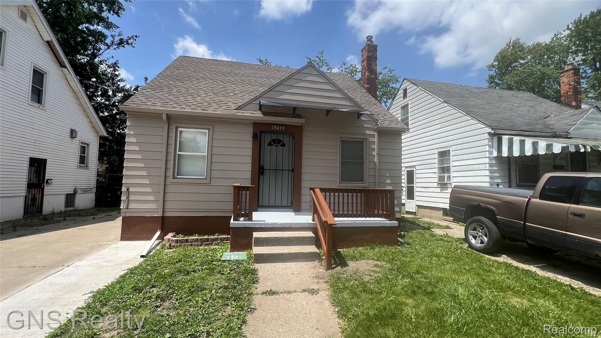 19419 Carrie Street — photo