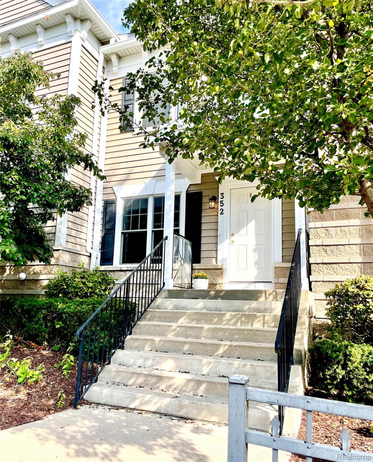 352 W Grand River Avenue 3 — photo