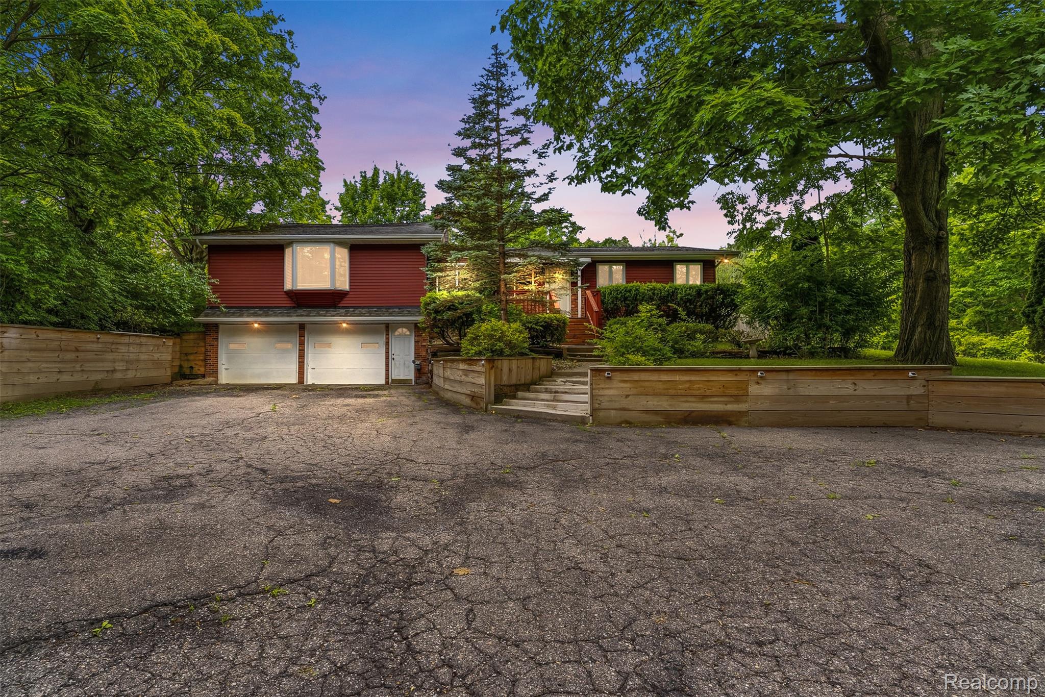 7313 River Road — photo
