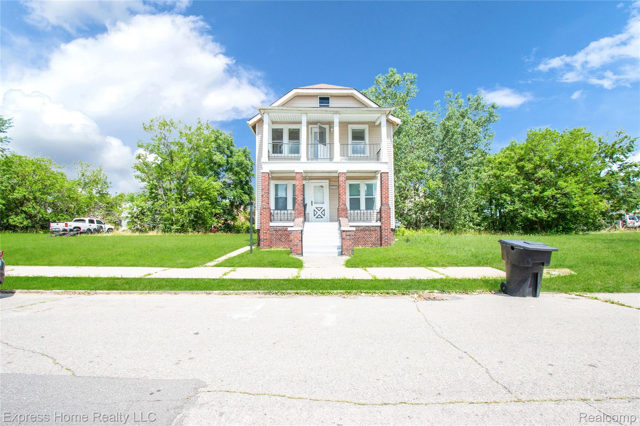 13484 Maine Street — photo