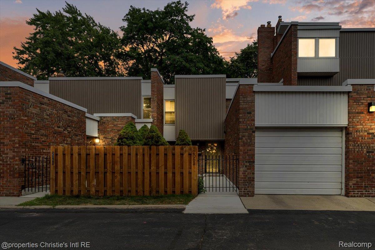 2063 Hyde Park — photo