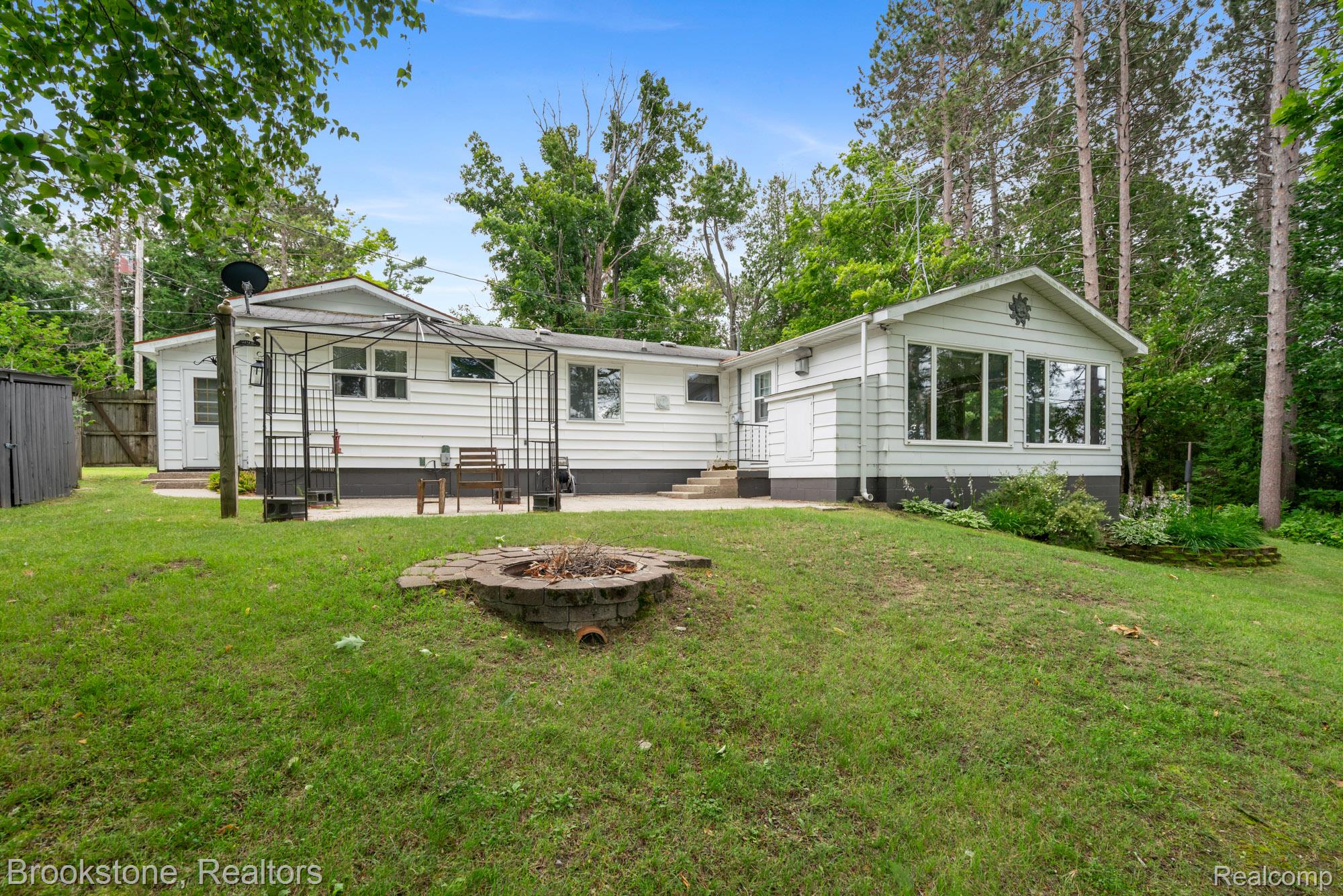 5699 S Smith Road — photo