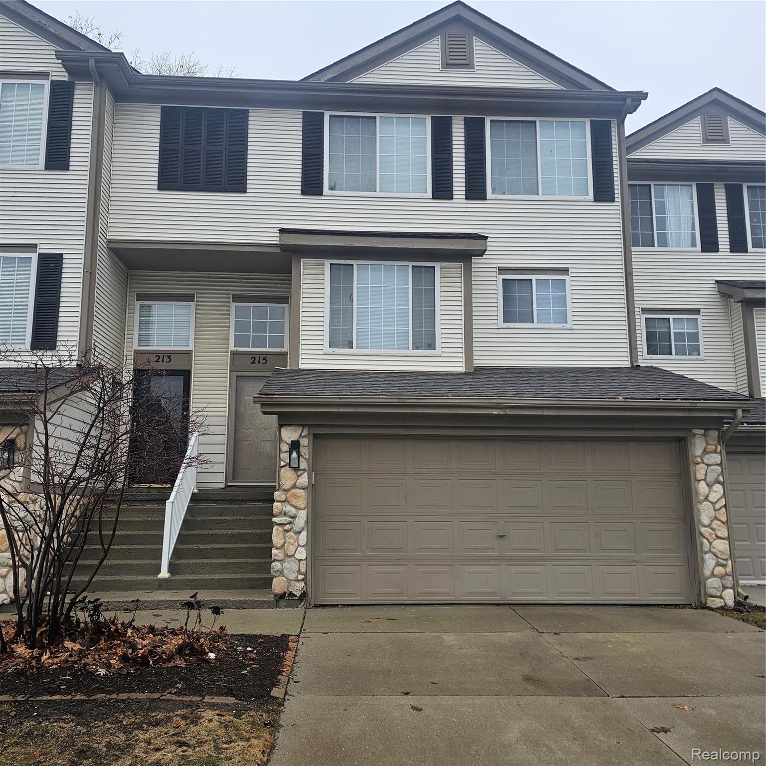 215 Oak Ridge Drive — photo