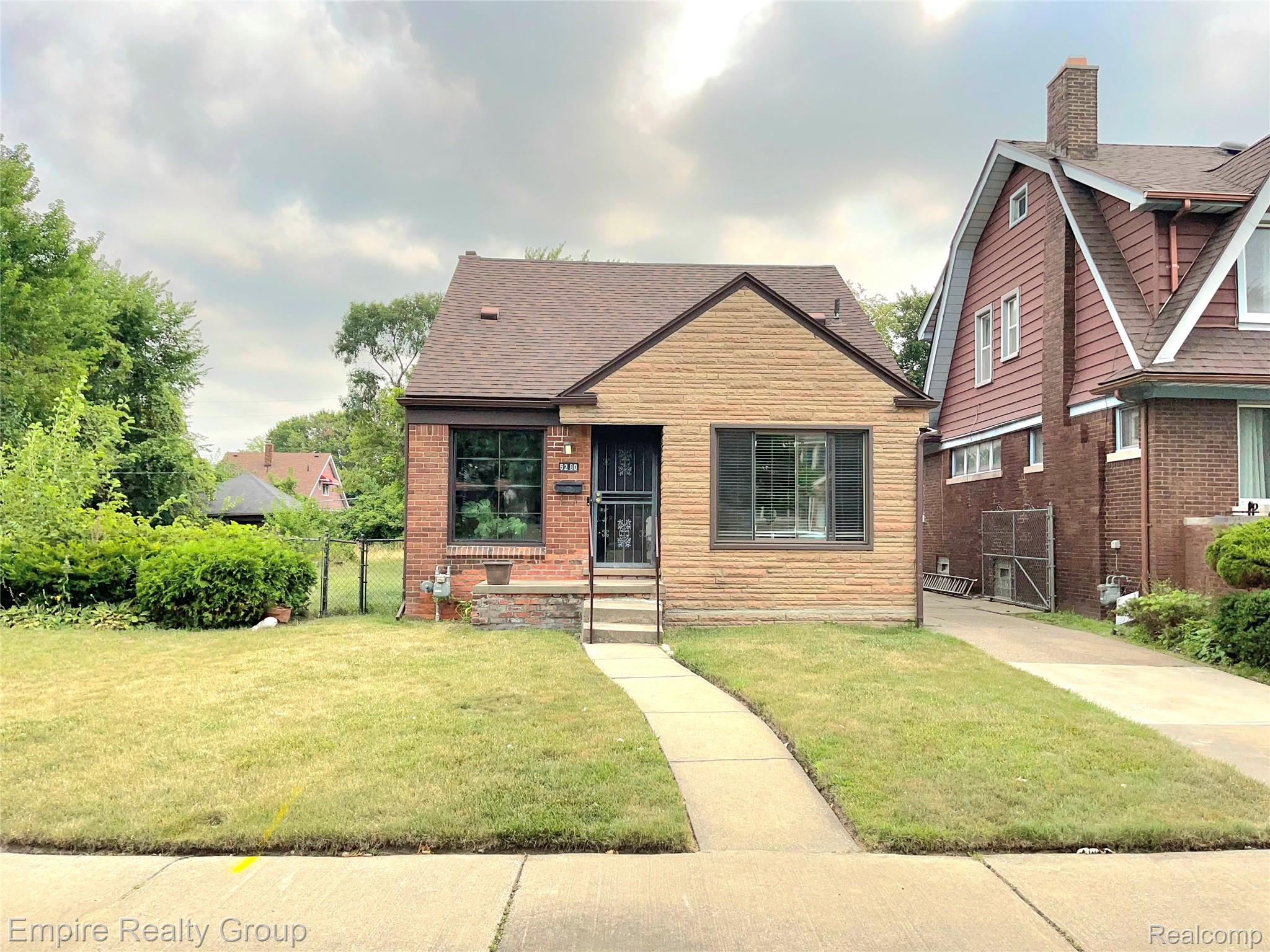 5280 Eastlawn Street — photo