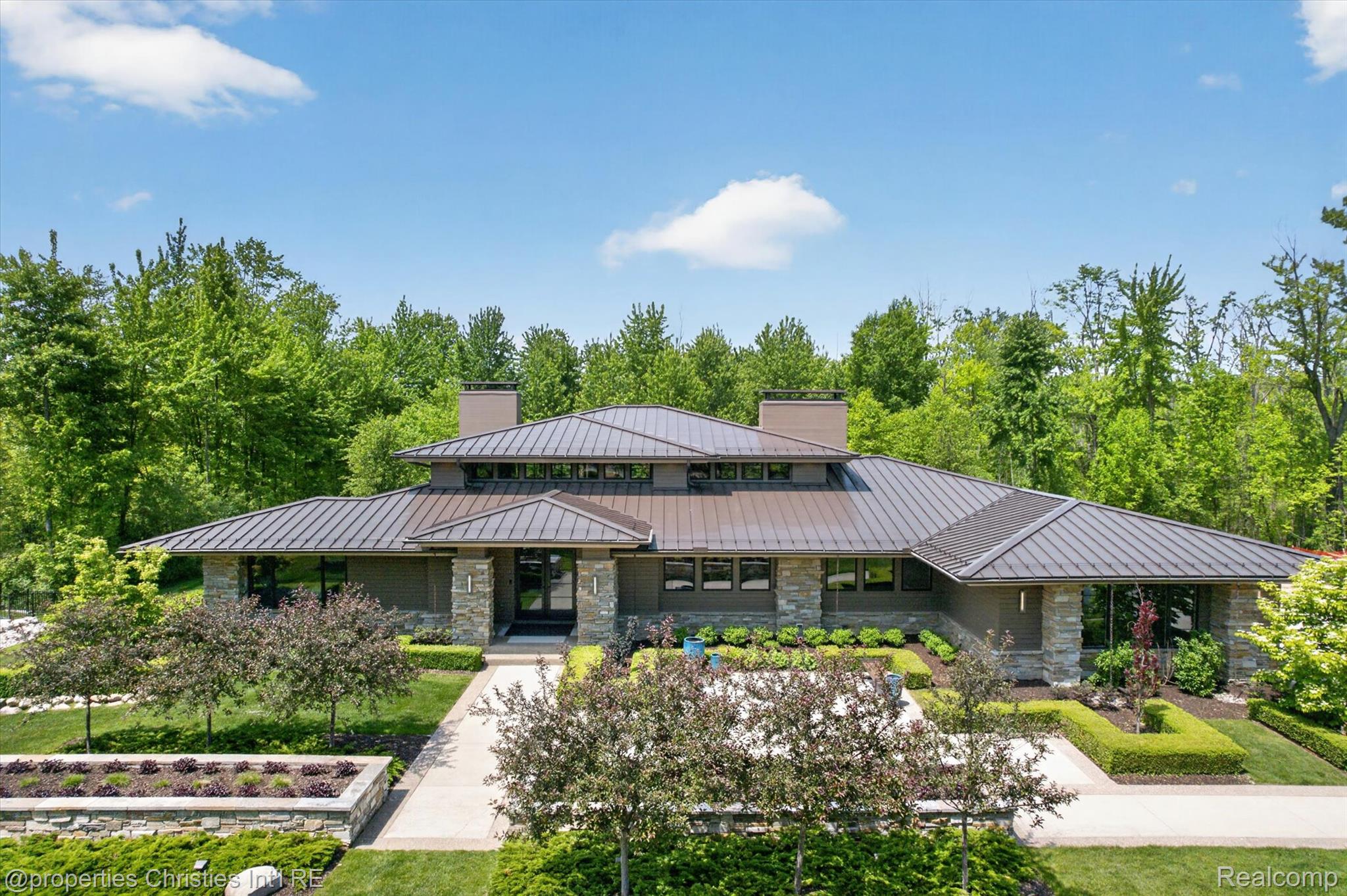22635 Evergreen Court — photo