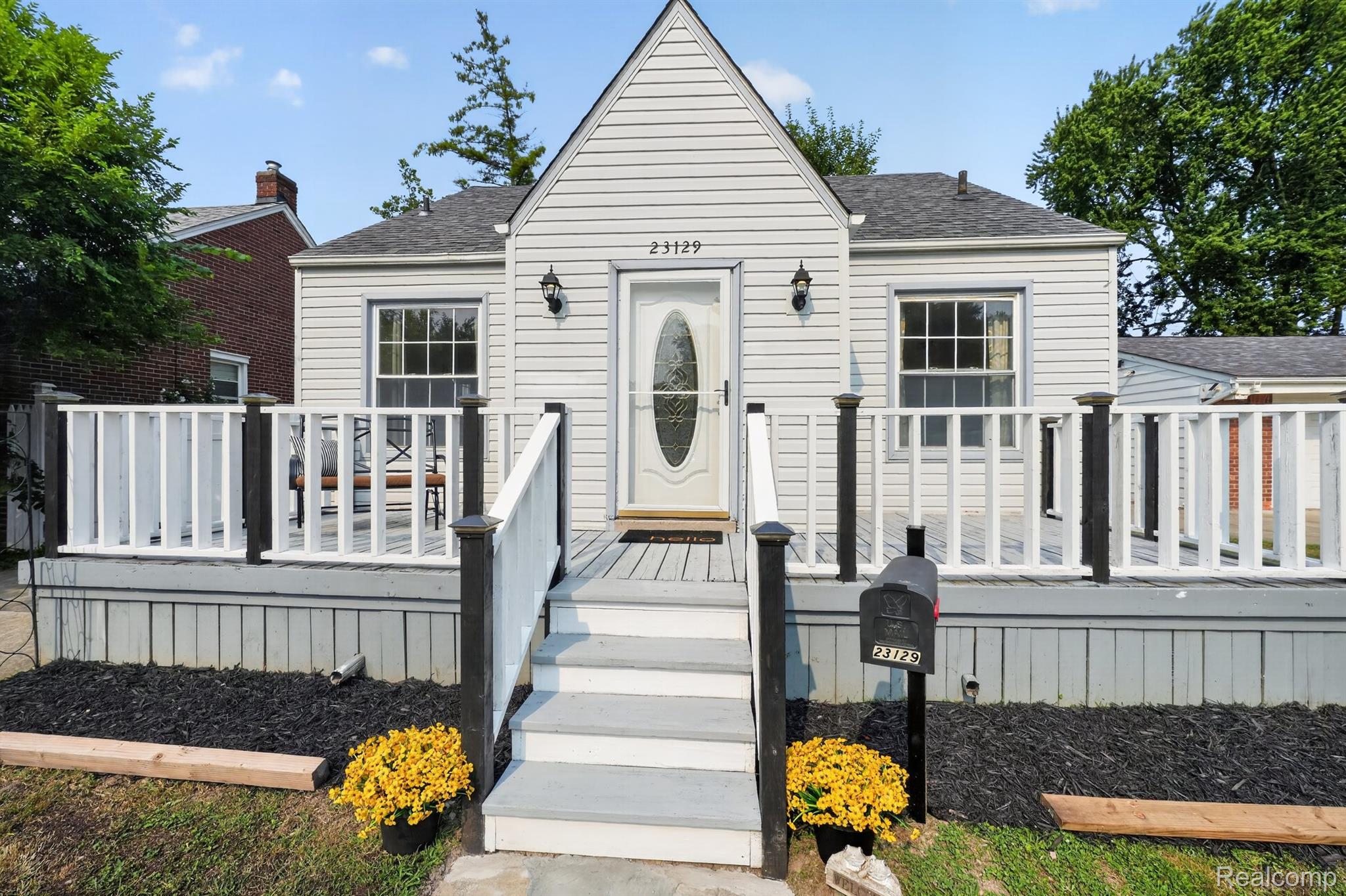 23129 Oakwood Avenue — photo
