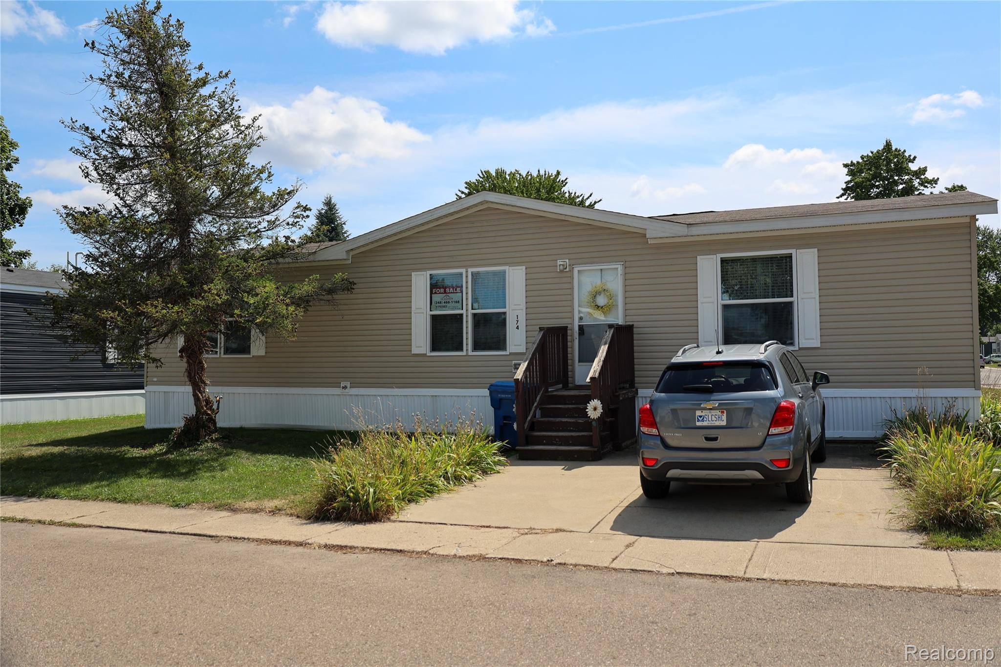 174 Suzanne Blvd — photo