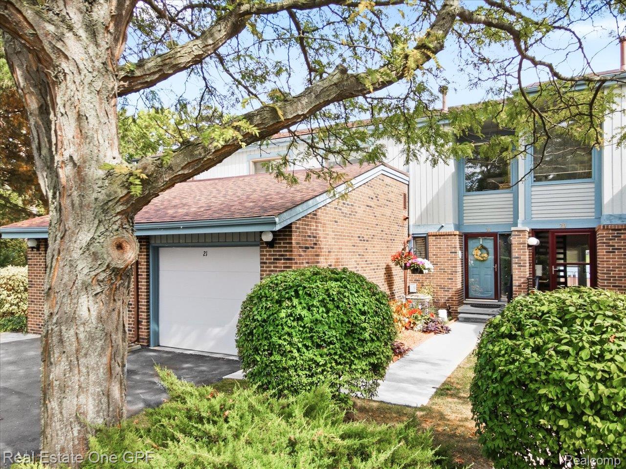 1715 River Road 21 — photo