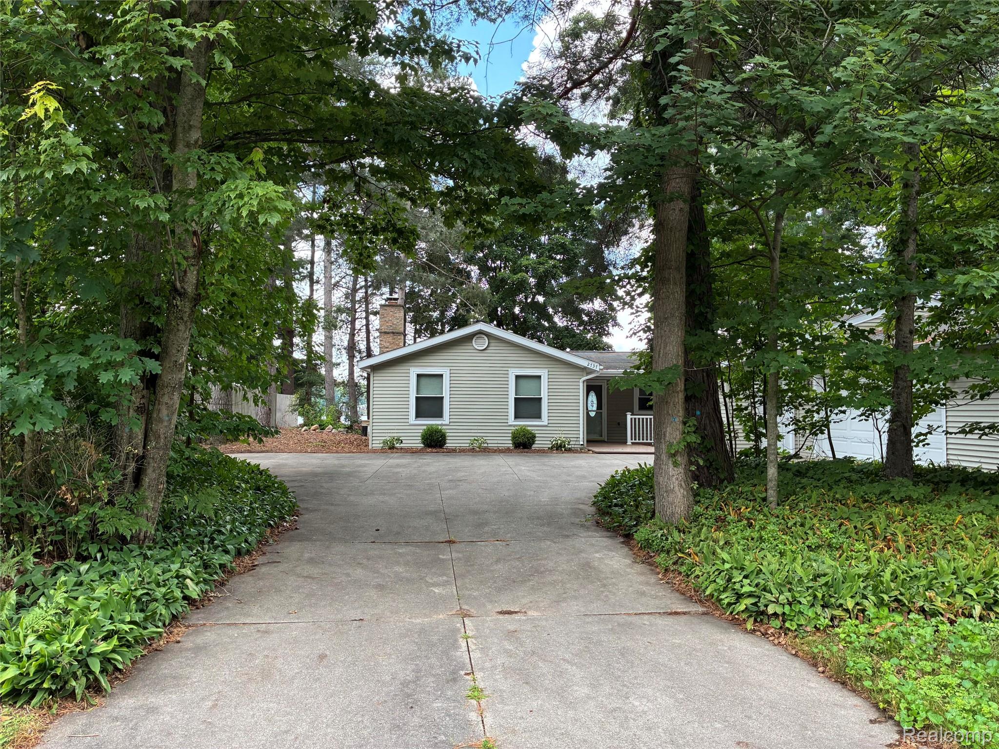2737 N Lakeview Drive — photo