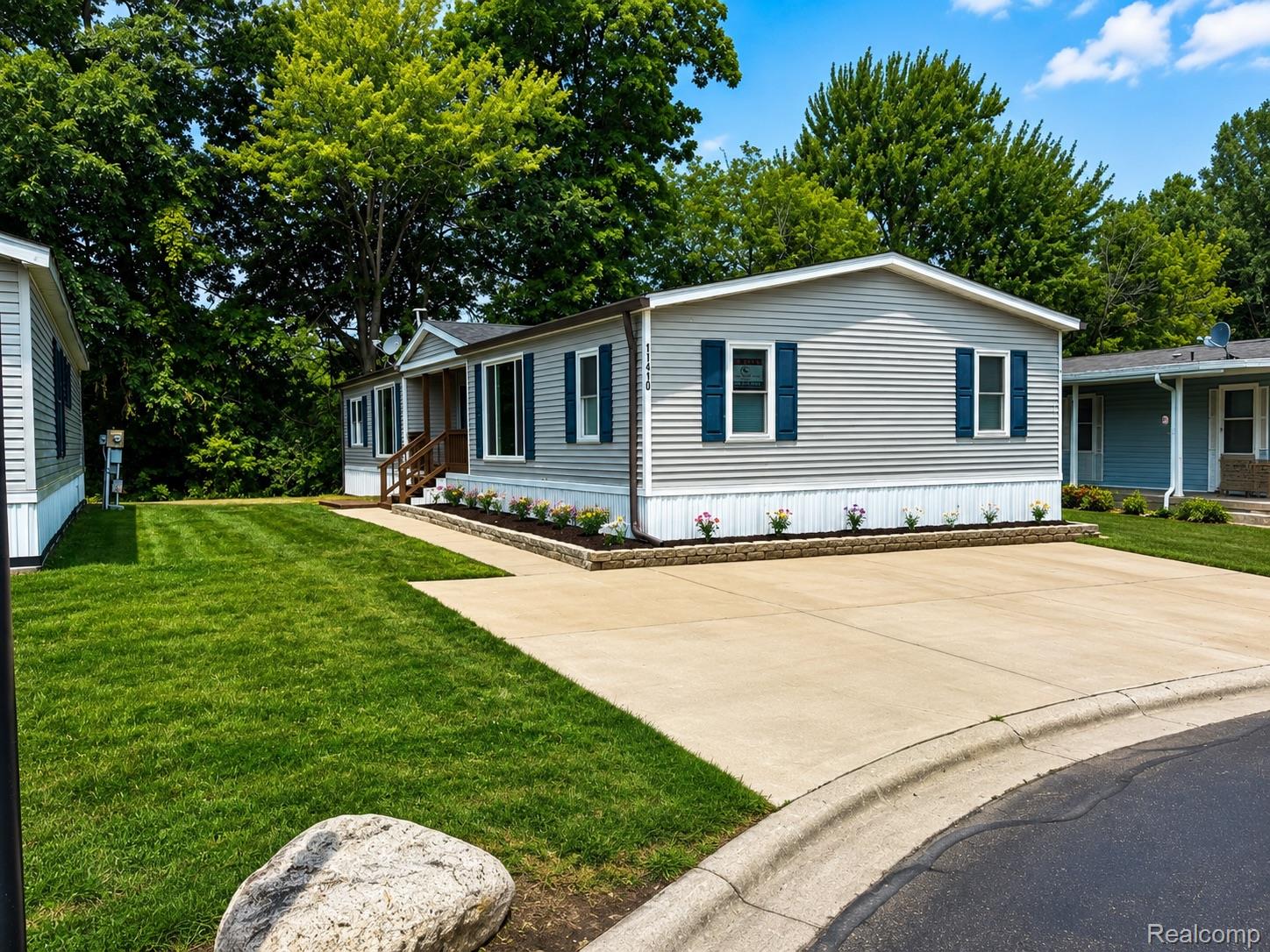 11410 N Lake Drive — photo