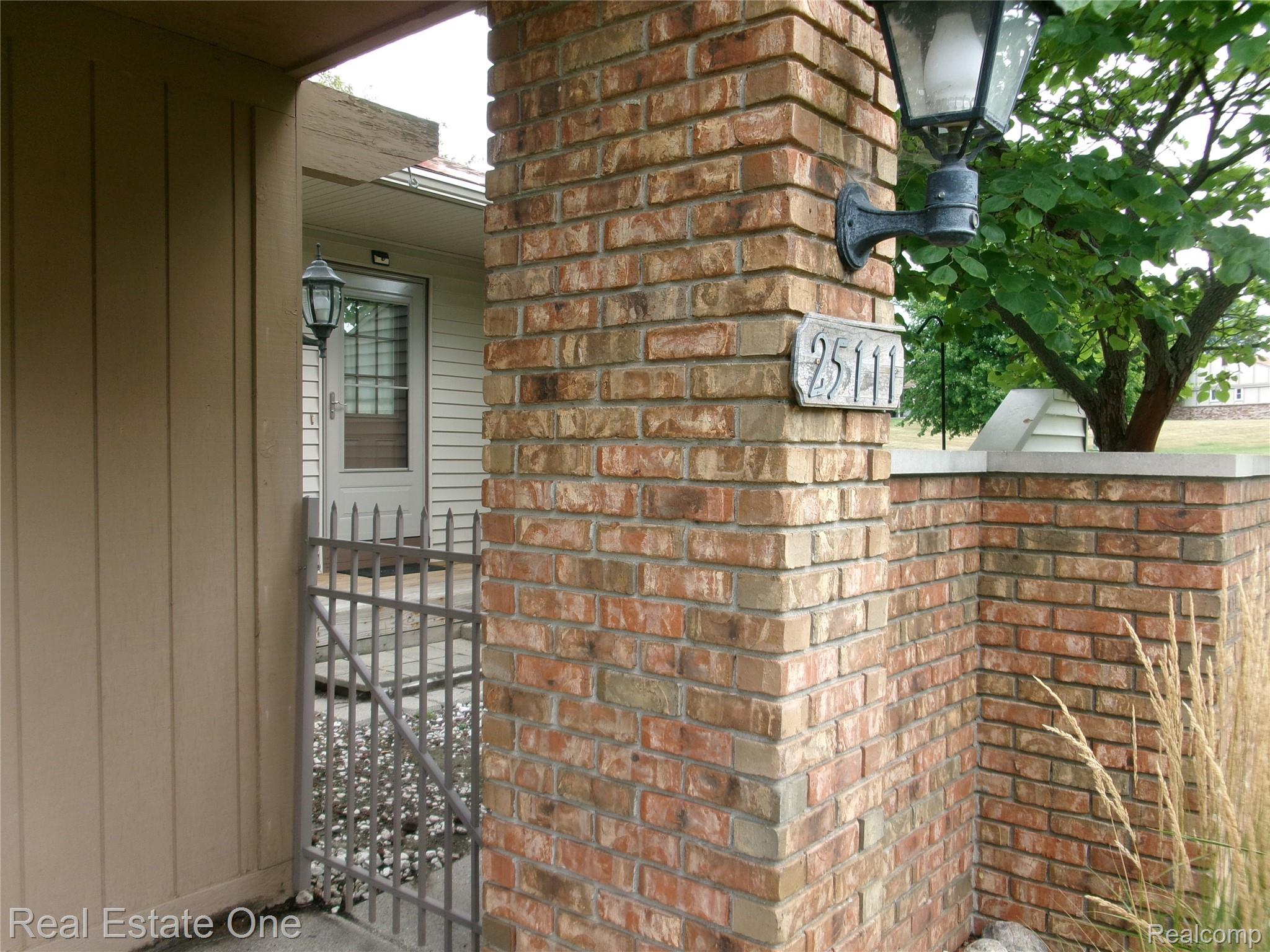 25111 Hamilton Court 6 — photo