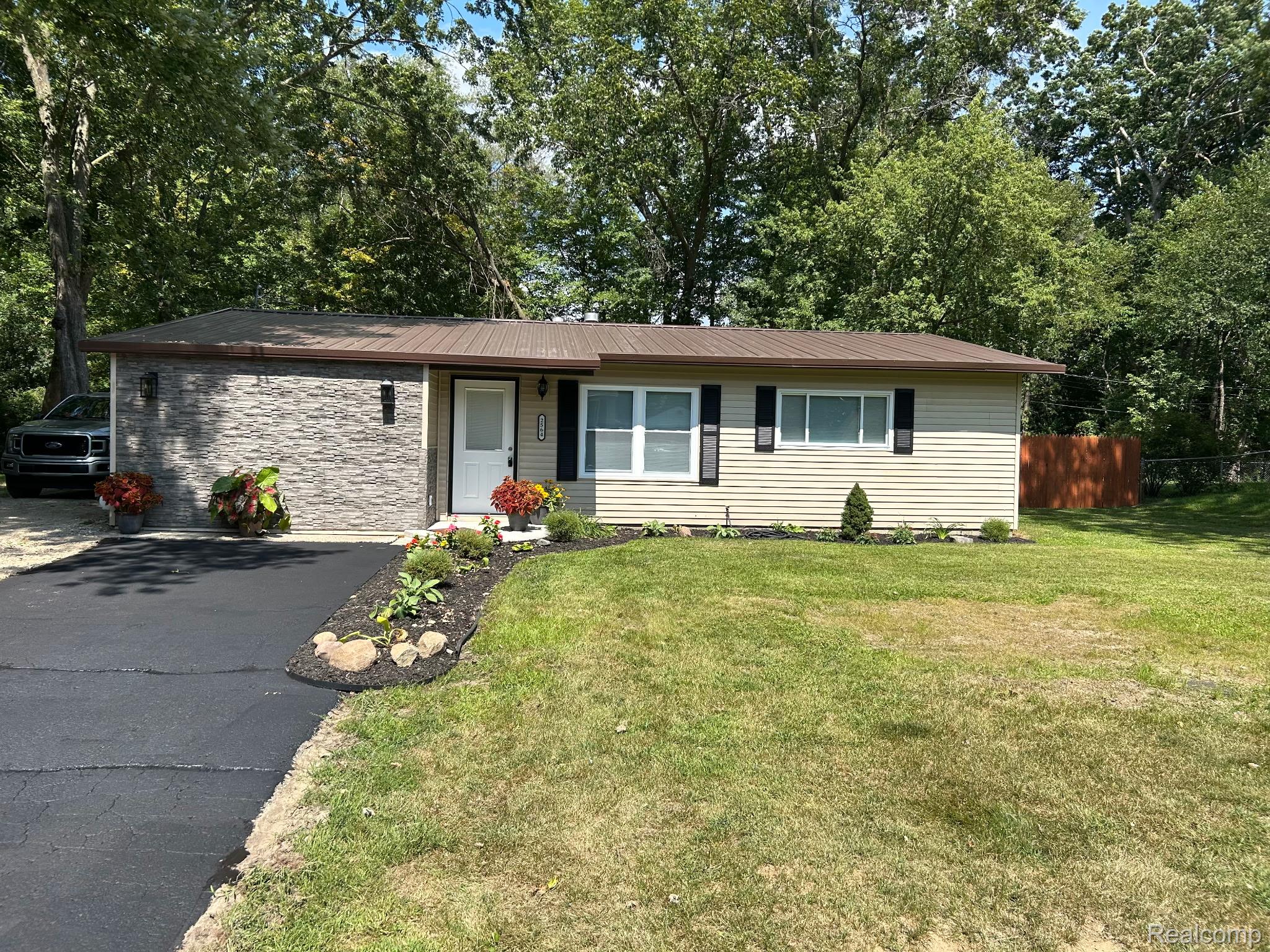 2564 Mueller Road — photo