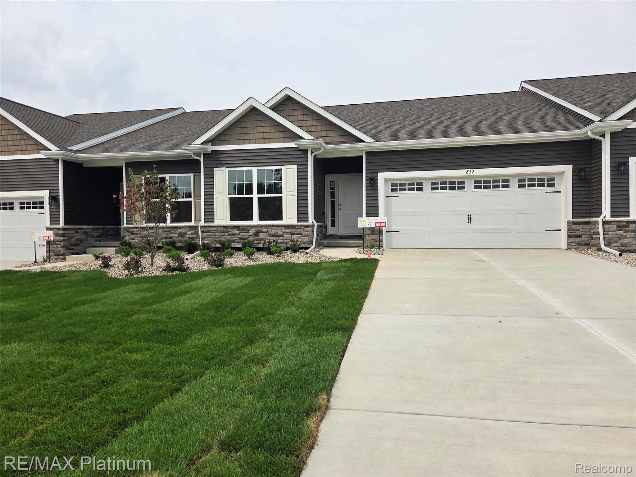 852 Oakwood Circle 42 — photo