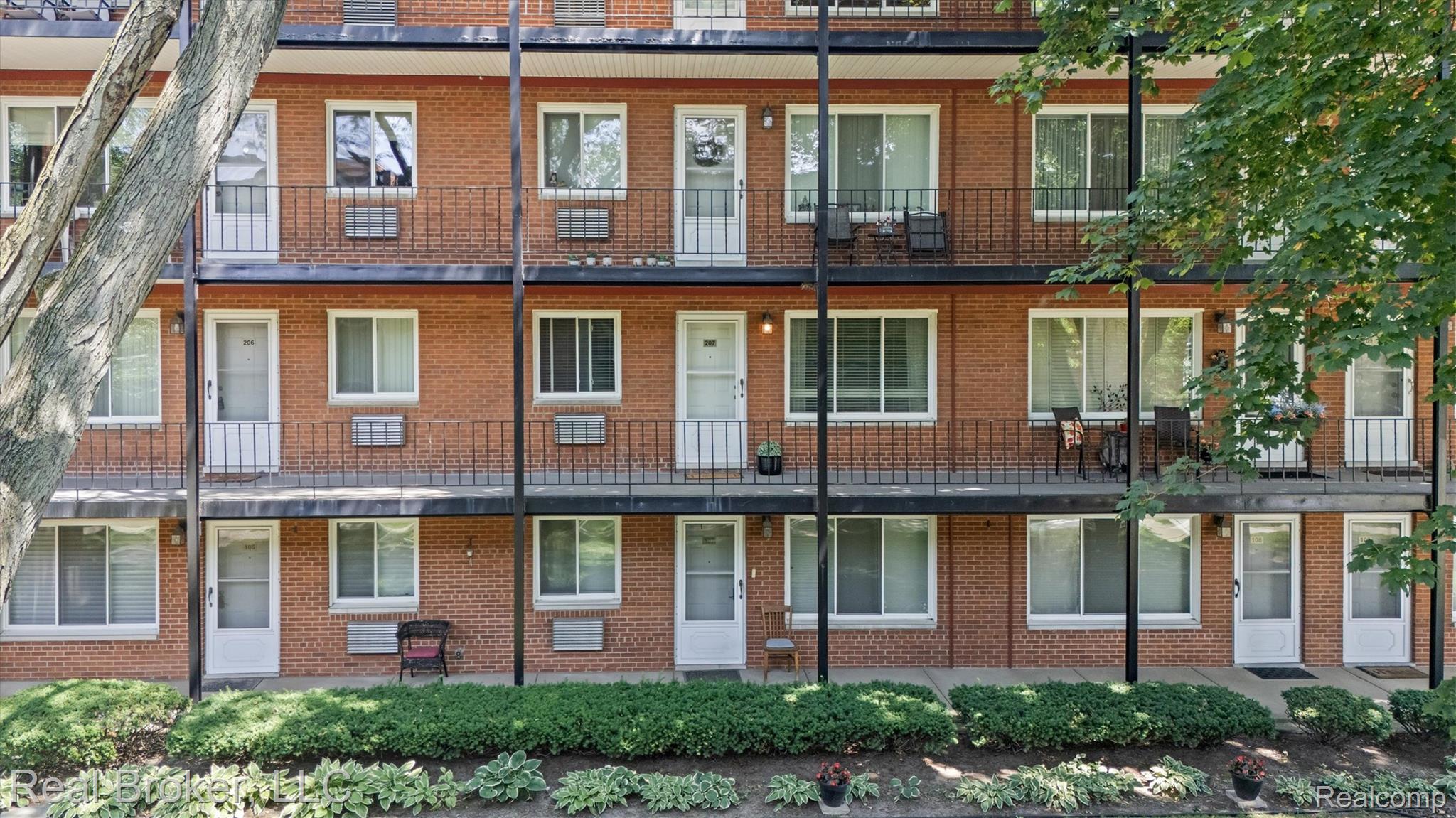 2915 W 13 Mile Road 207 — photo