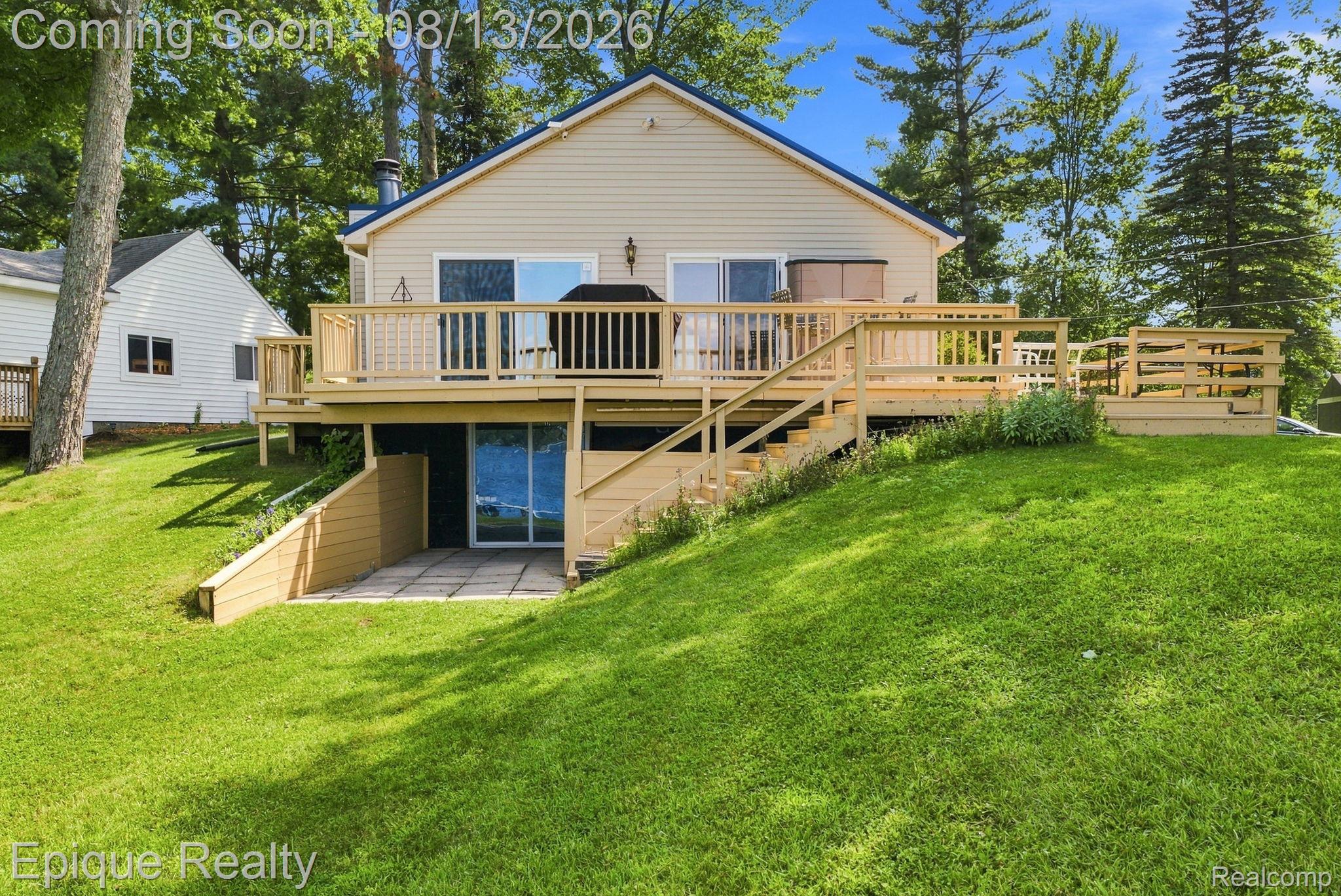8946 Thomas Street — photo
