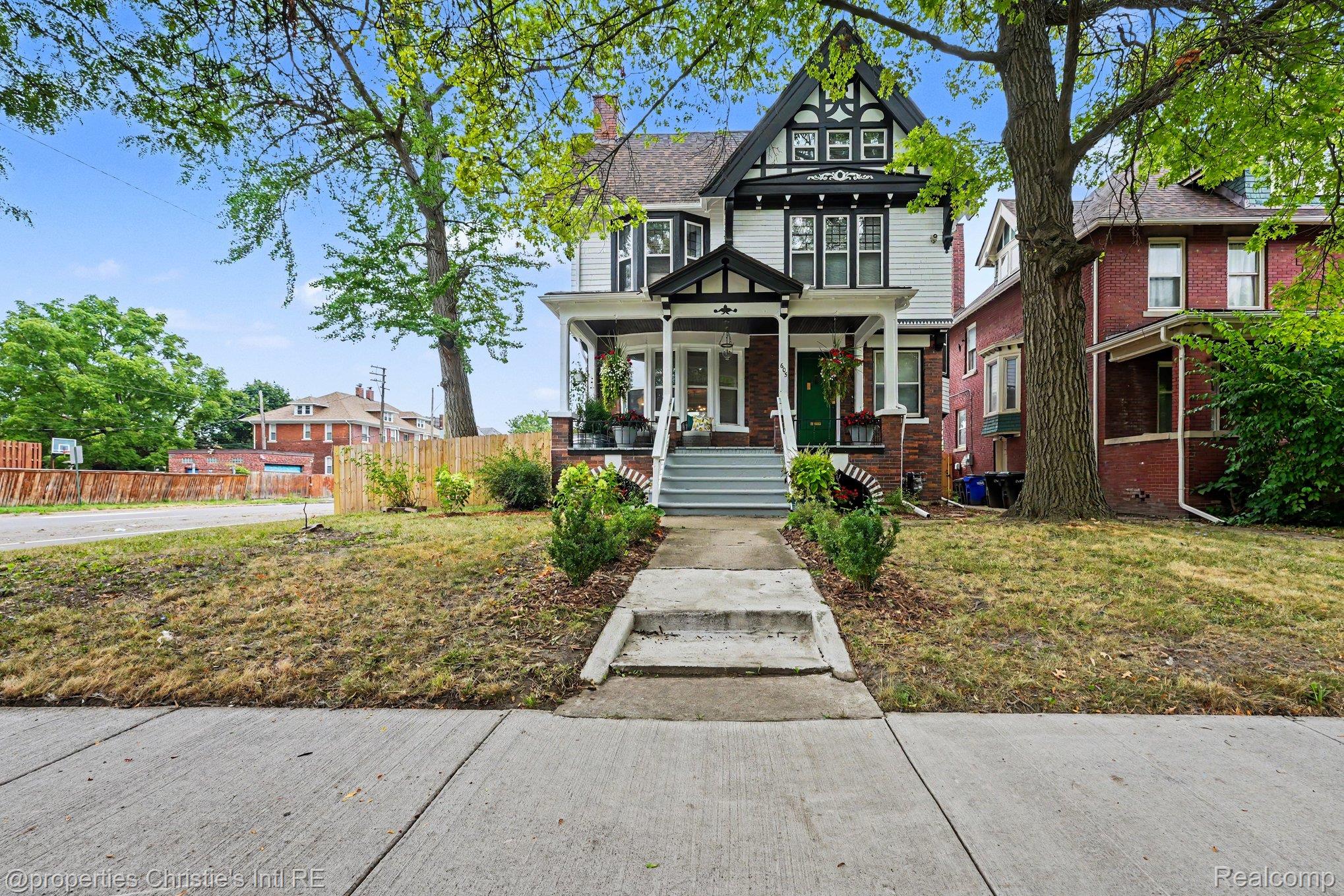 605 Atkinson Street — photo