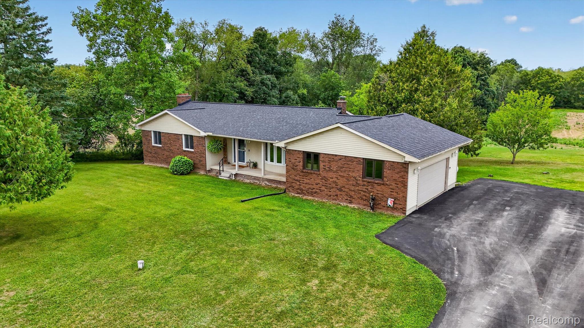 6895 Stow Road — photo