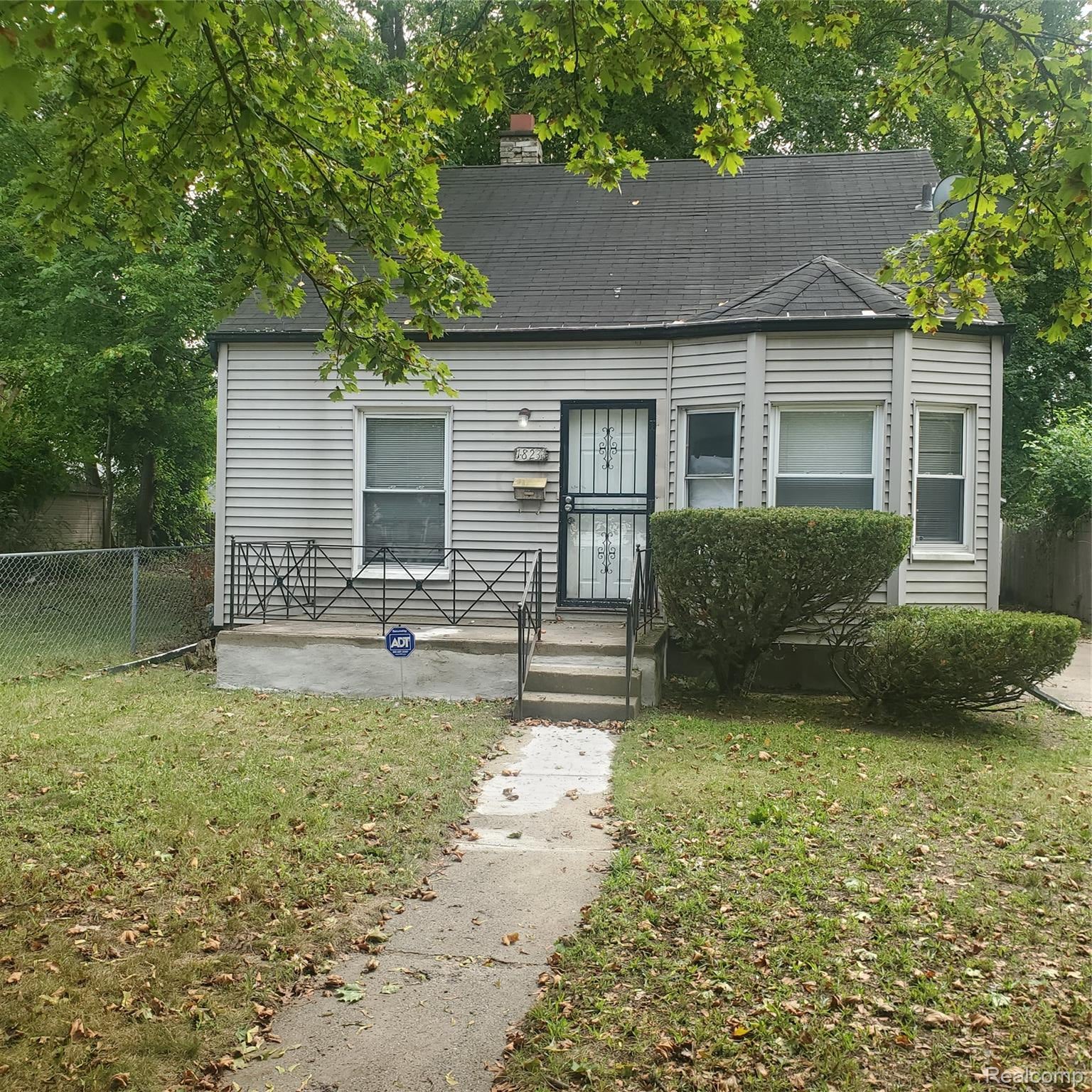 18231 Pembroke Avenue — photo