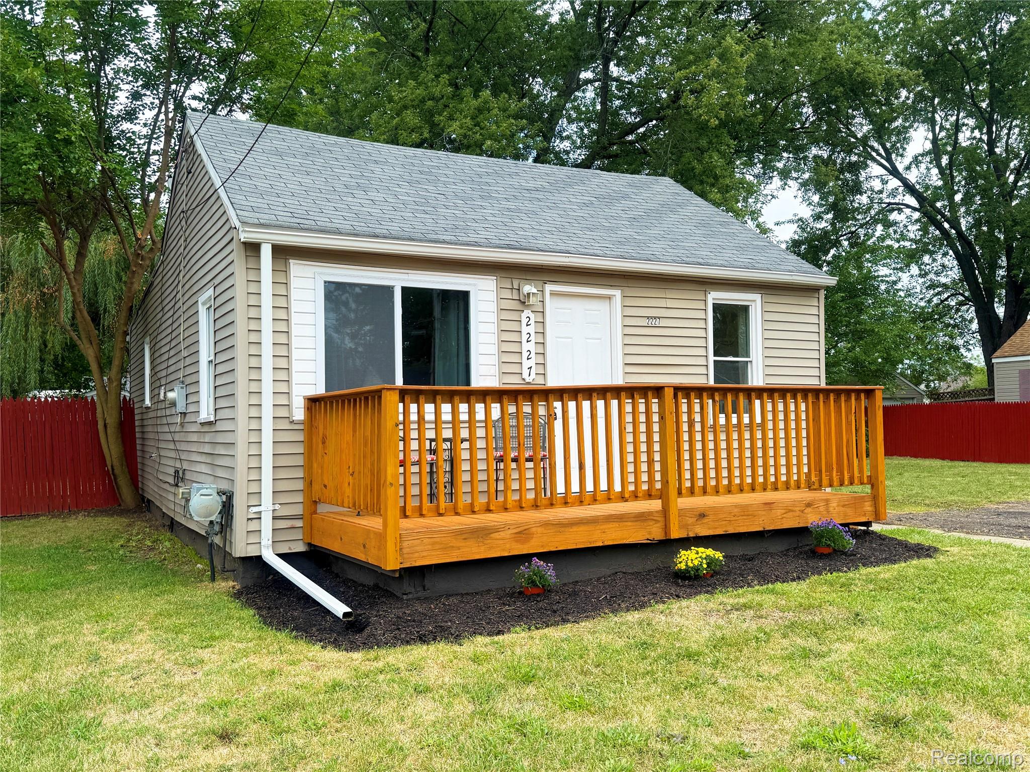 2227 E Boatfield Avenue — photo