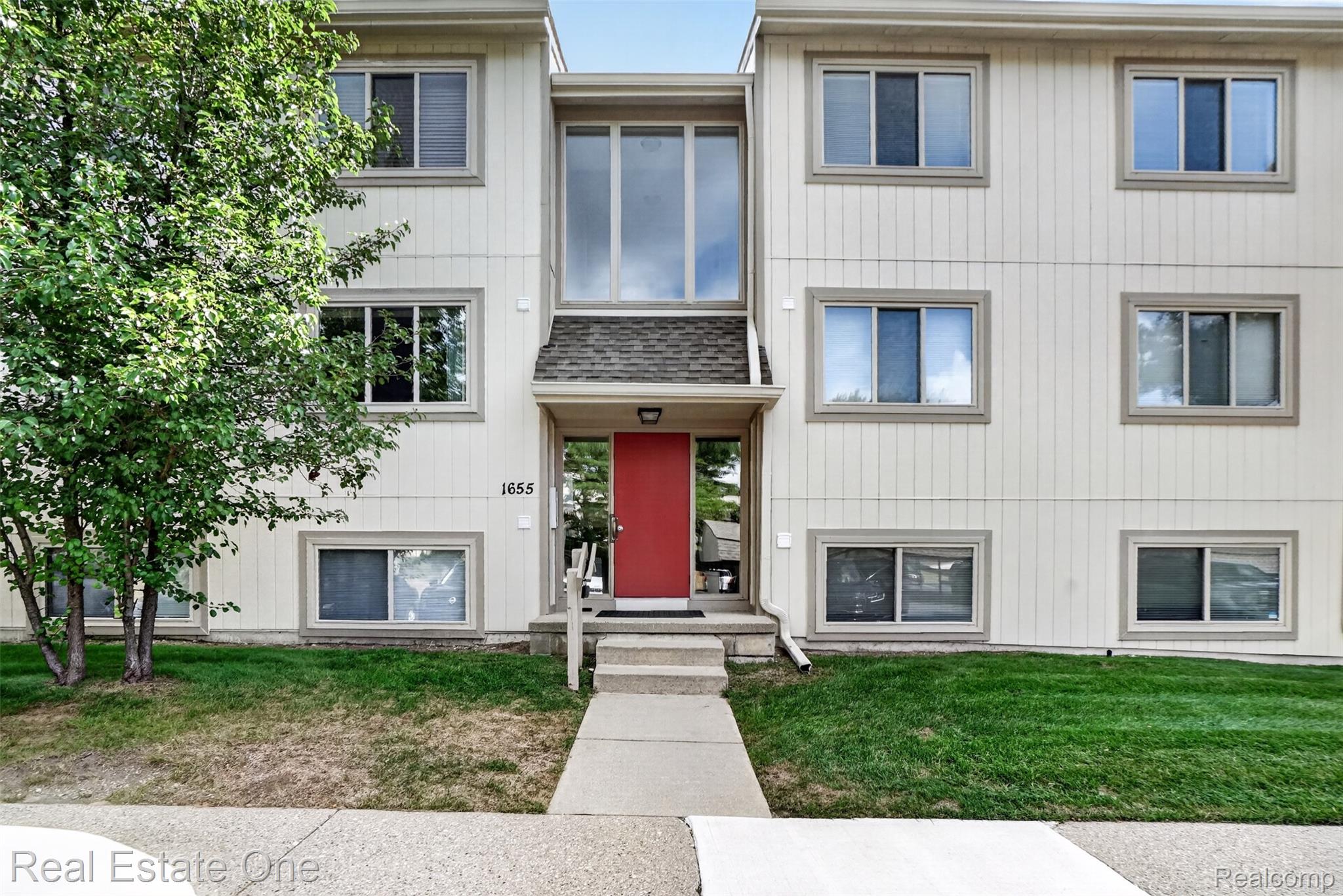 1655 Riverside Drive 12 — photo