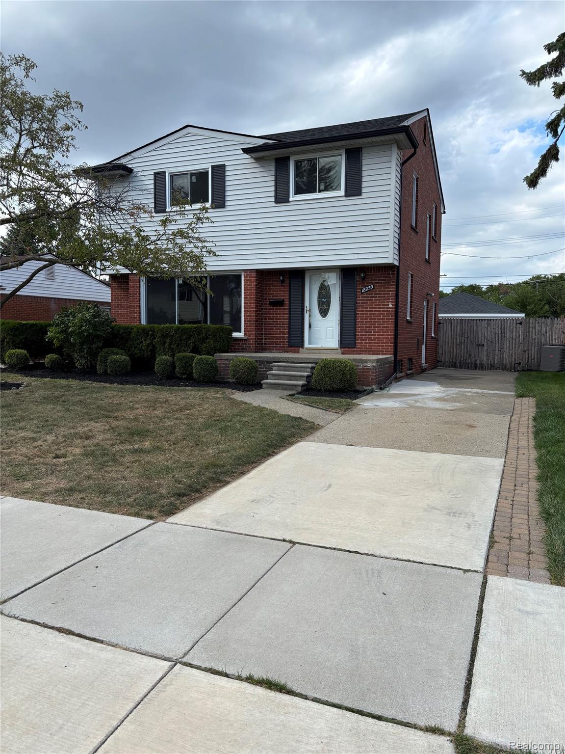 18259 Spring Court S — photo