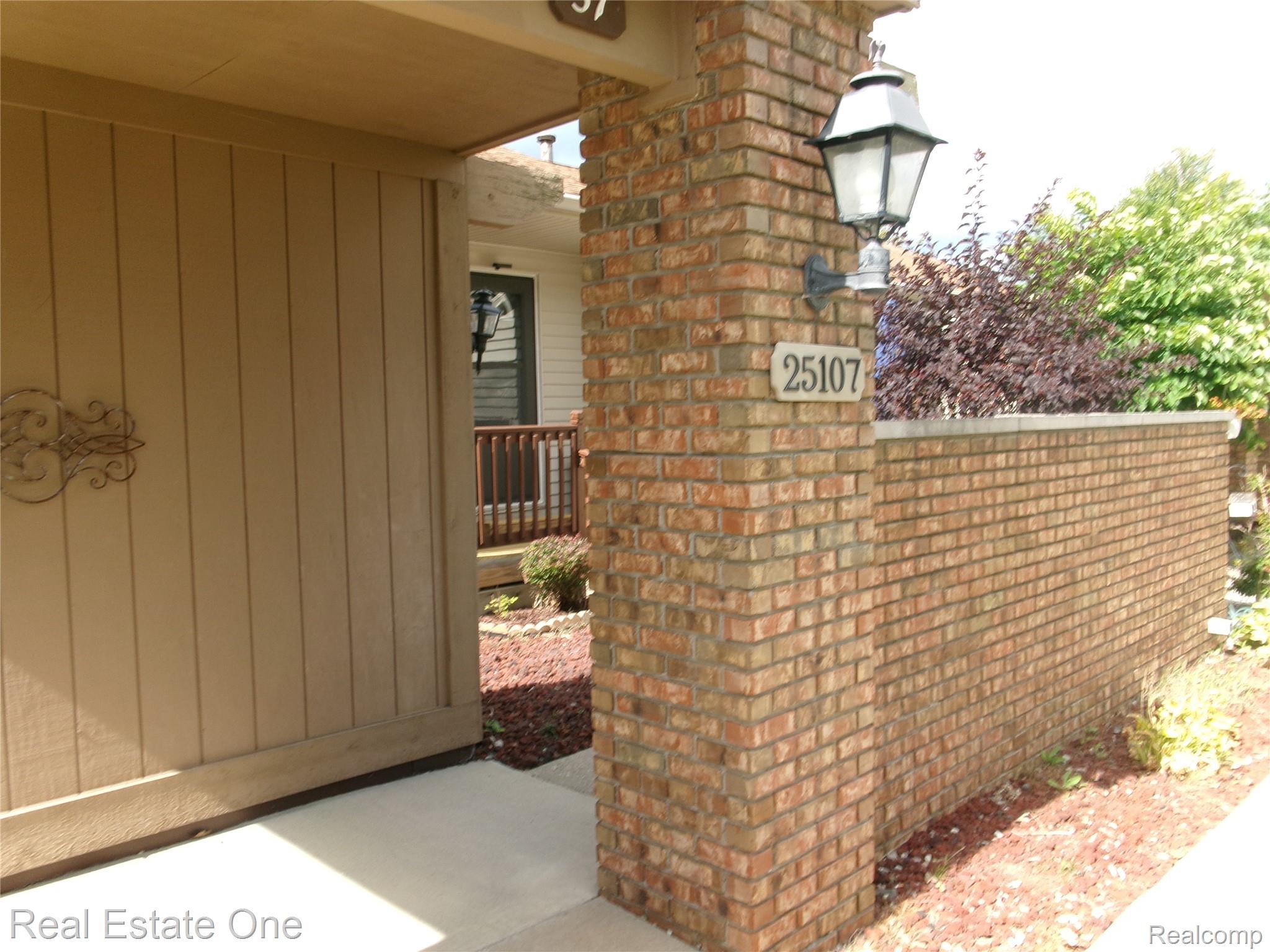 25107 Hamilton Court 4 — photo