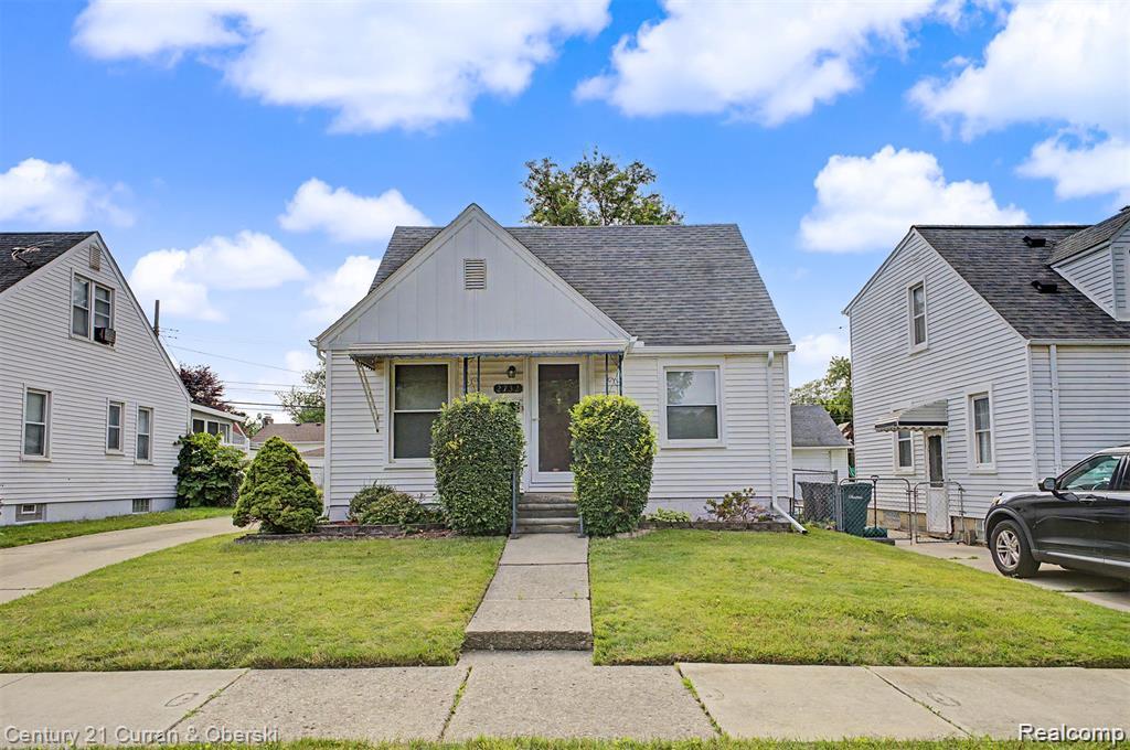 2732 Queen Street — photo