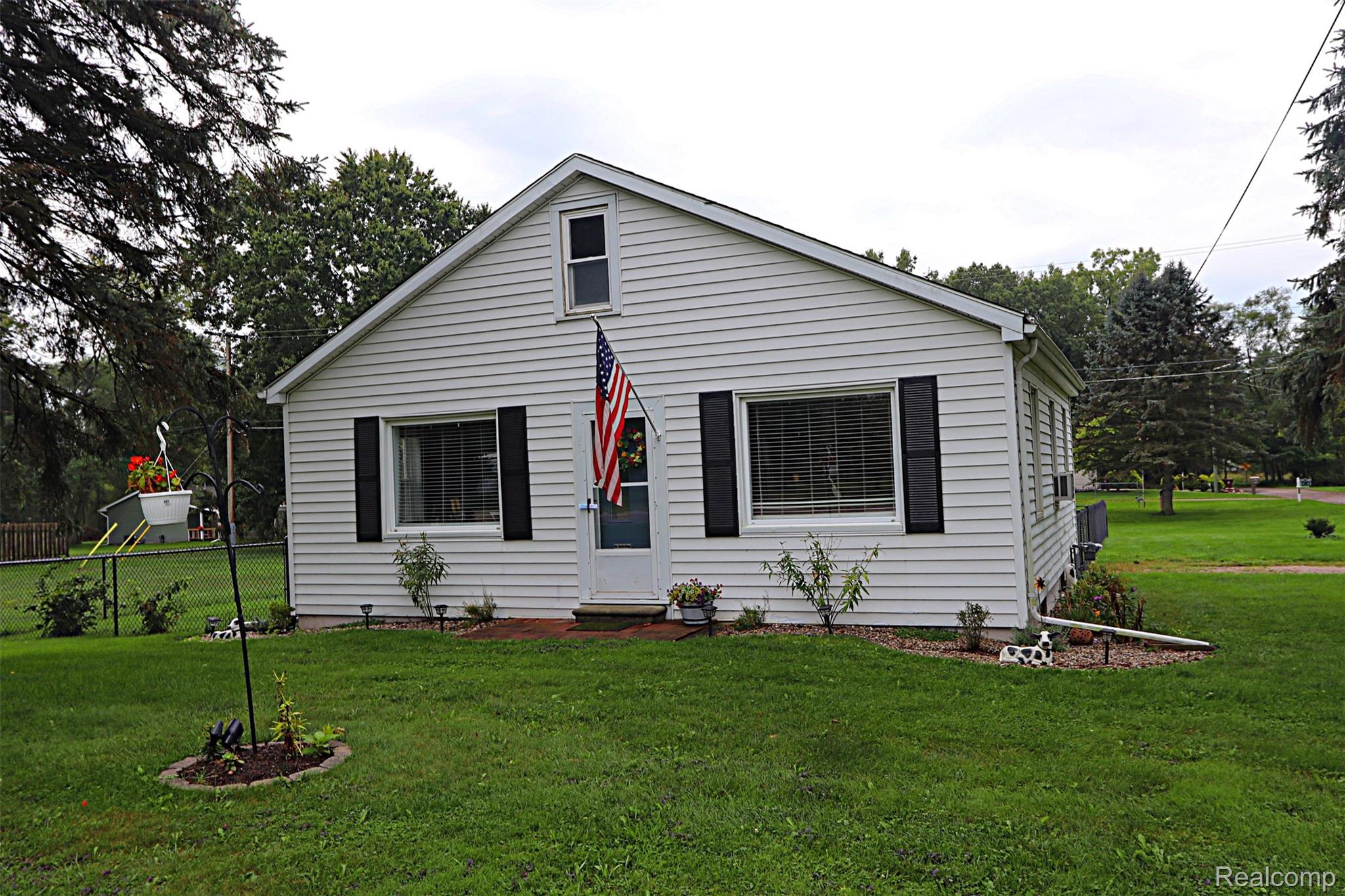 5018 E Grand River Road — photo