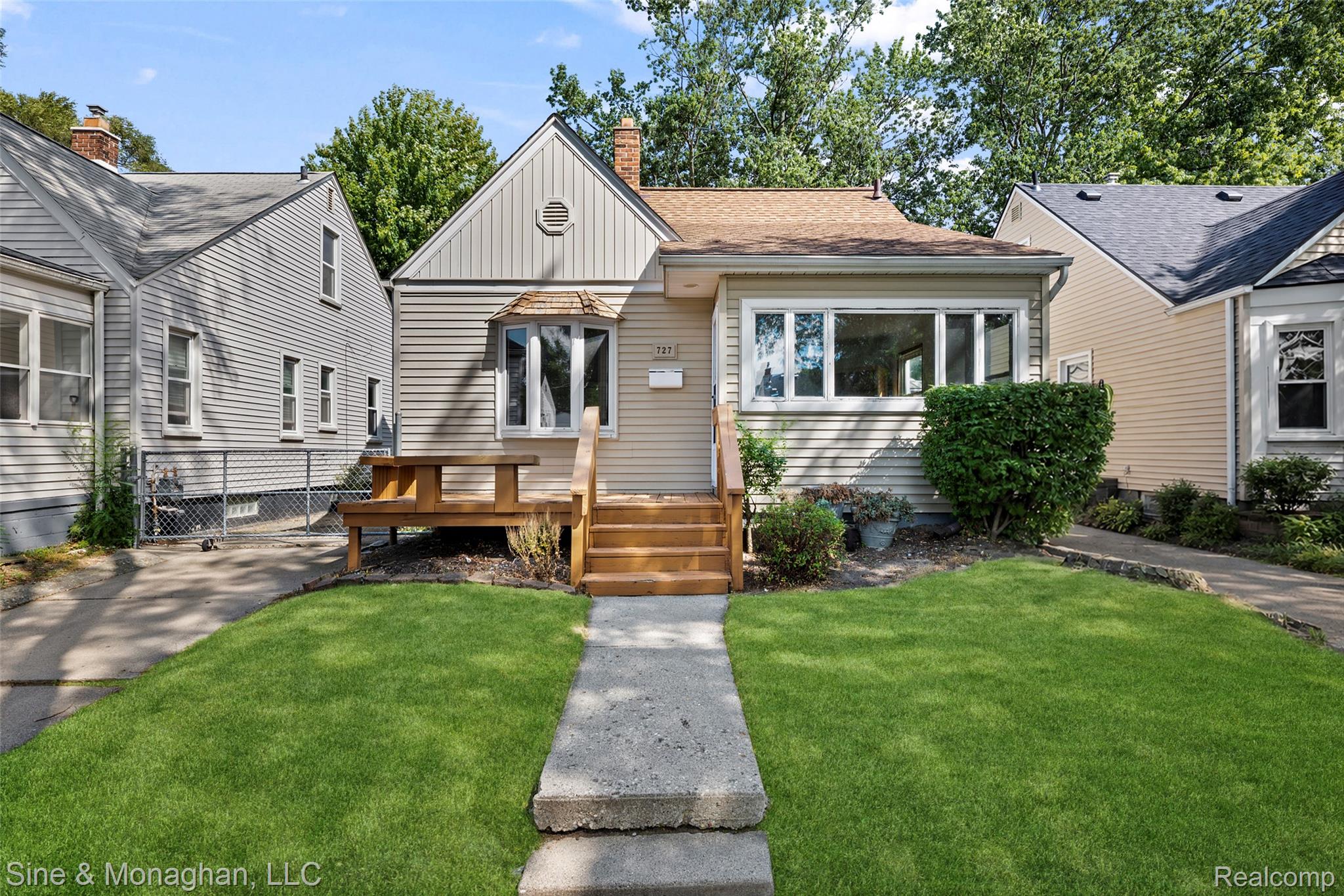 727 Wordsworth Street — photo