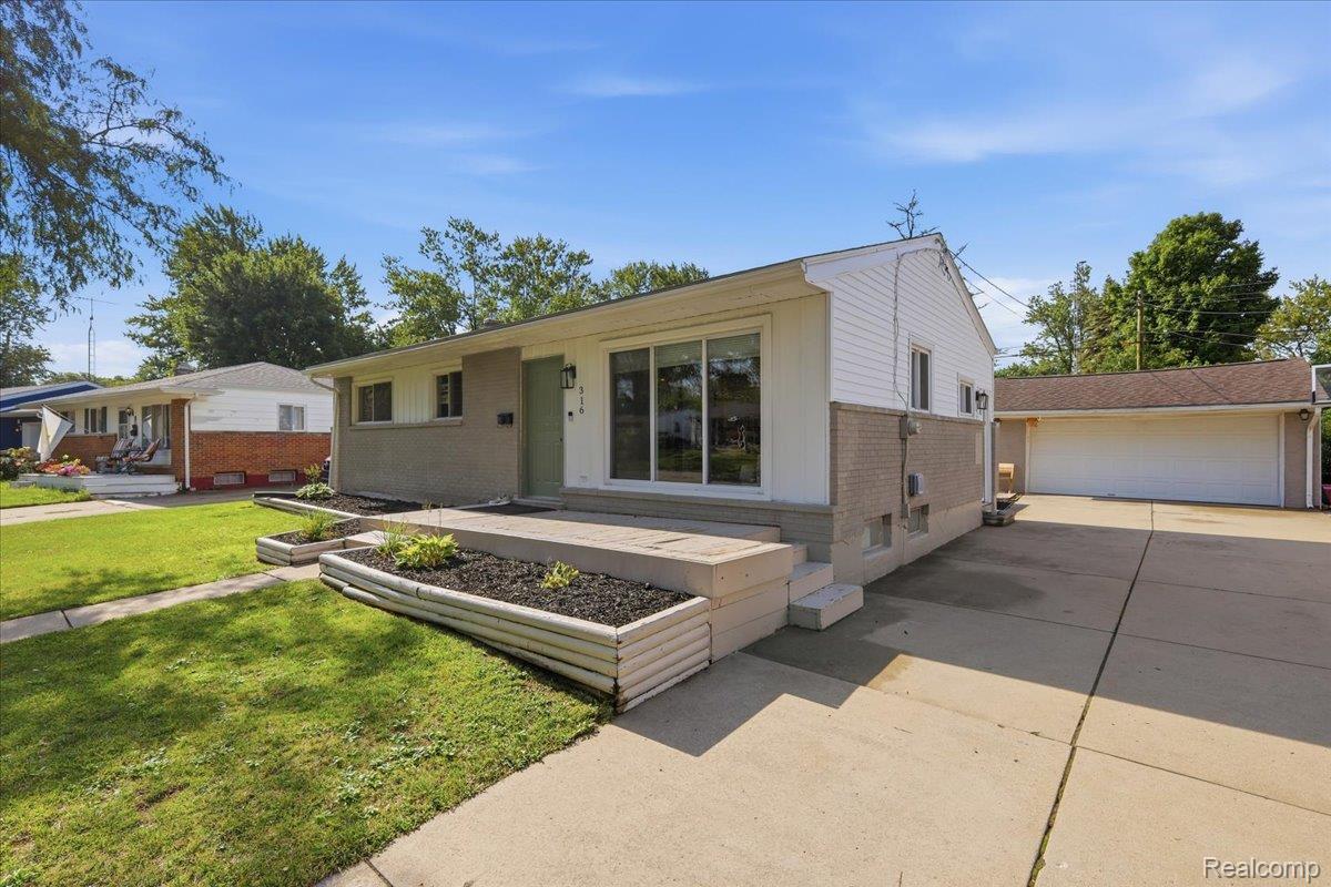 316 Tamarac Drive — photo