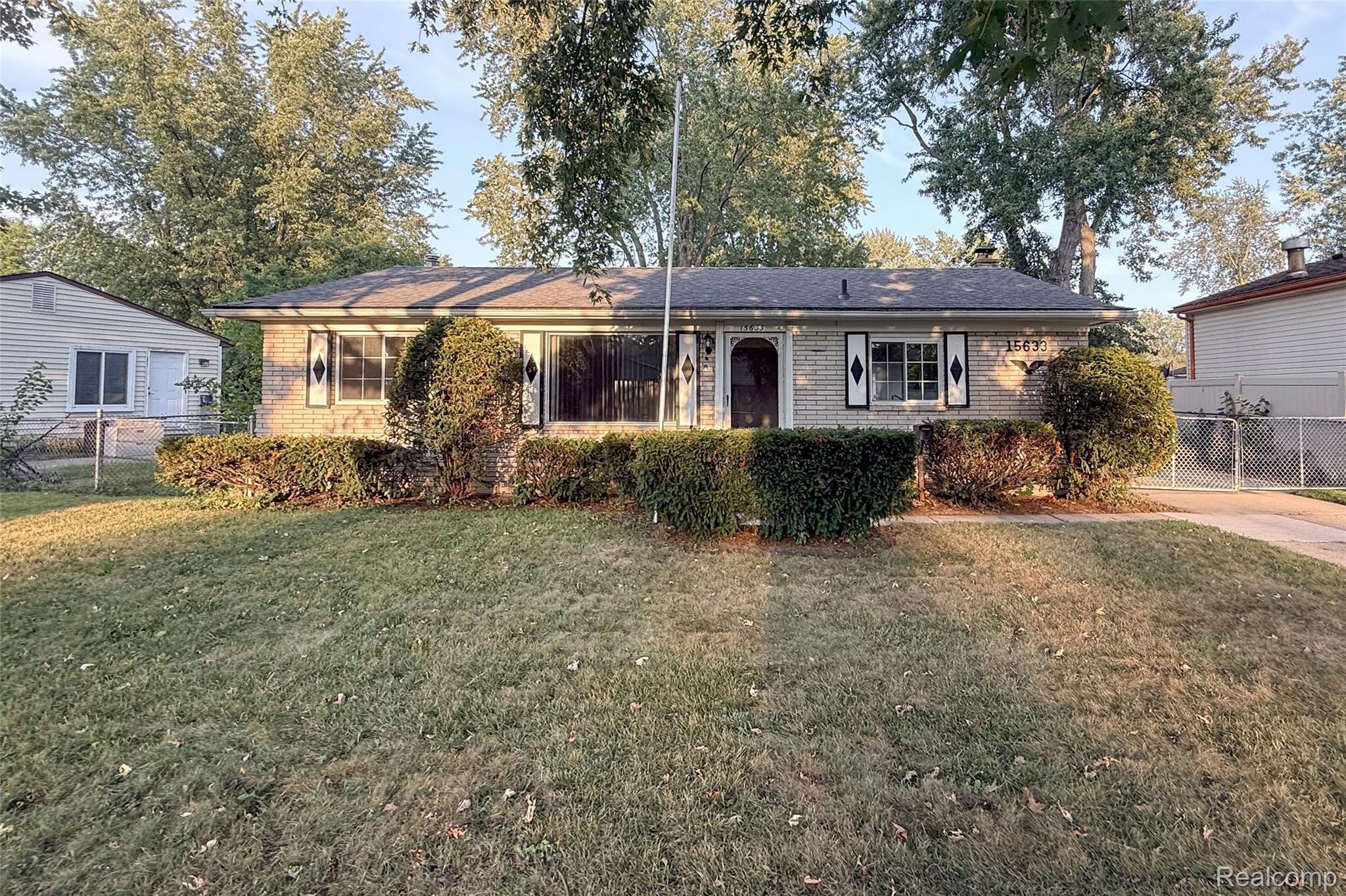 15633 Harriet Street — photo