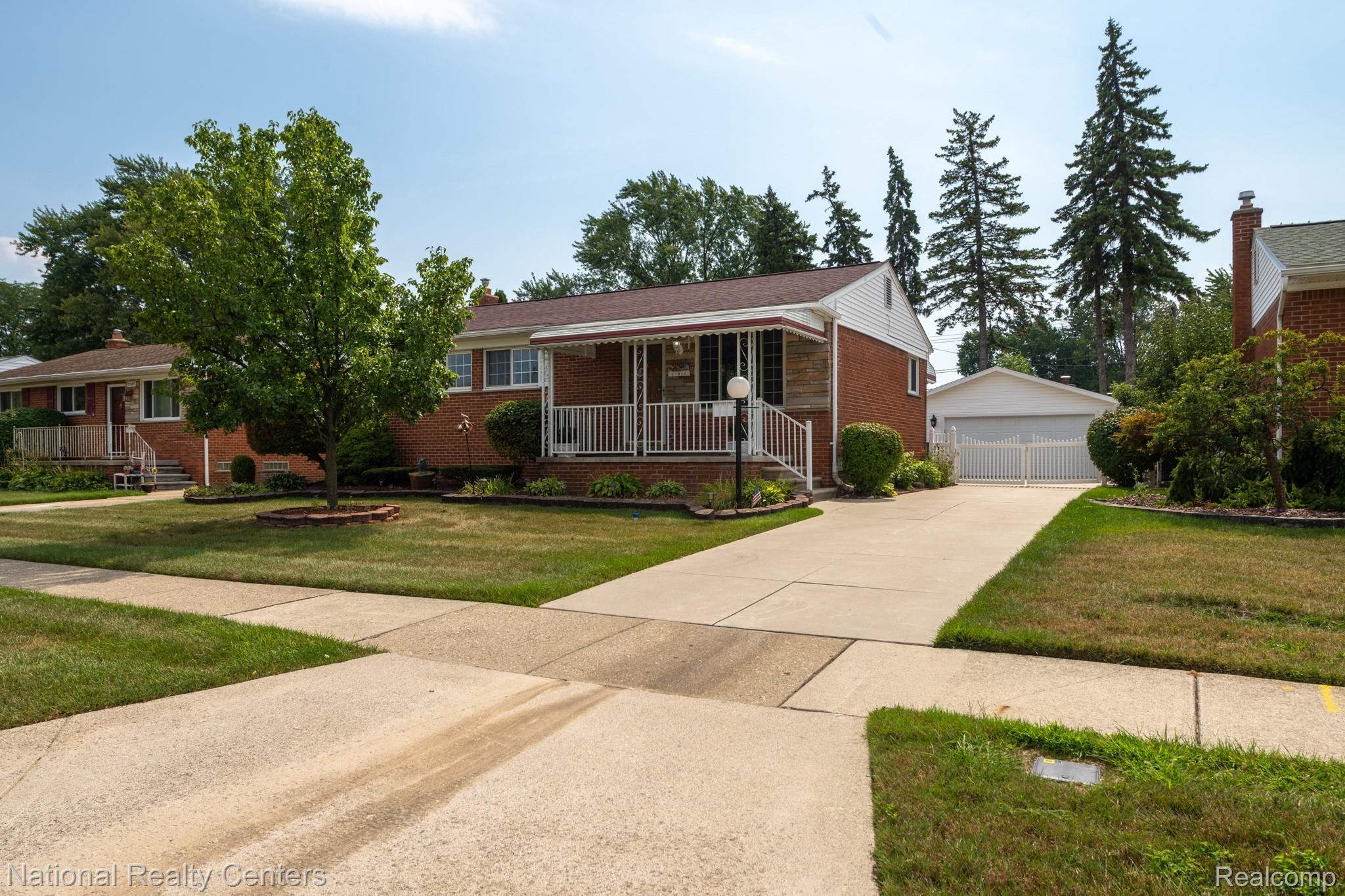 27923 Maplewood Street — photo