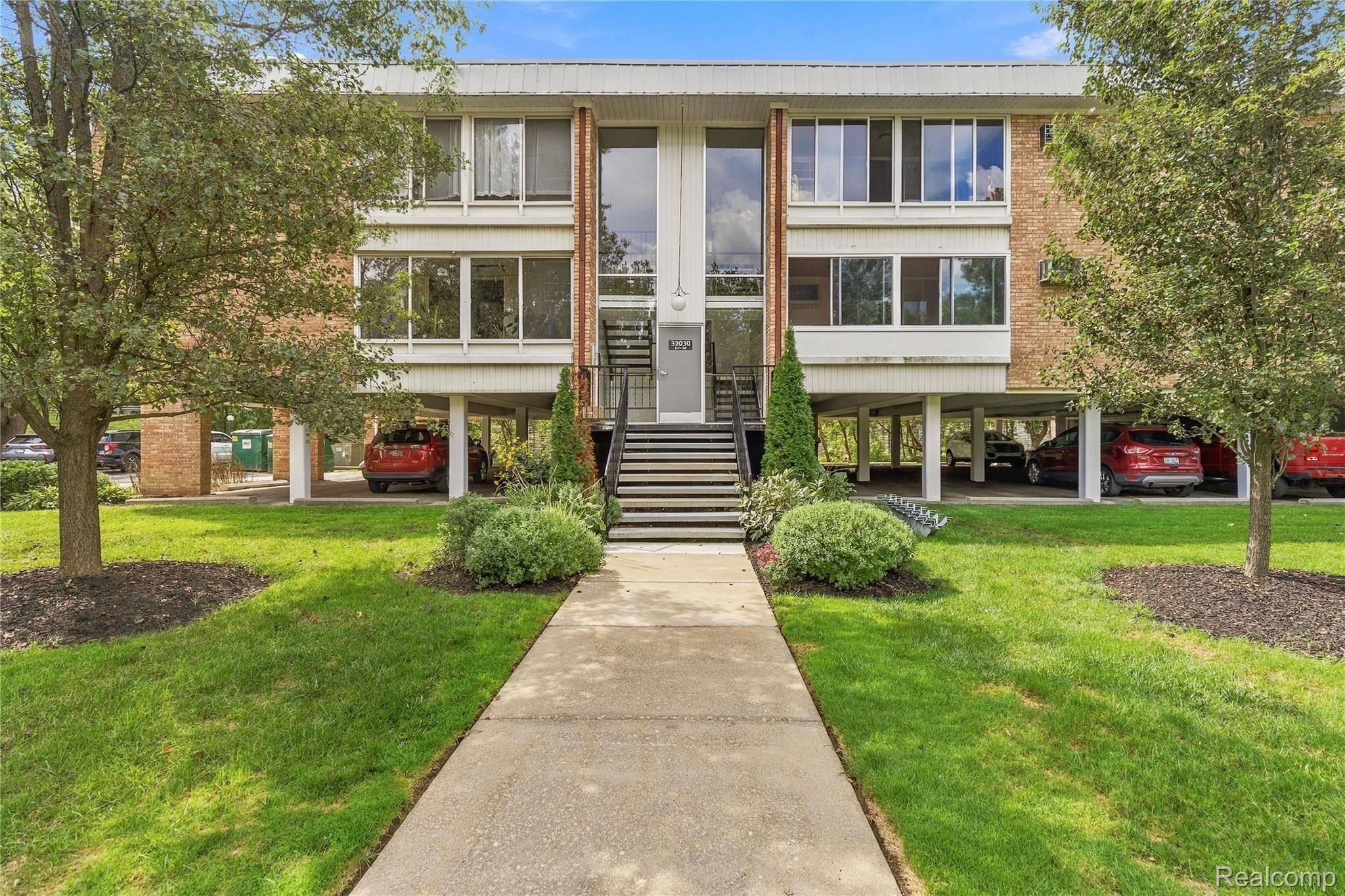 32030 Grand River Avenue 32 — photo