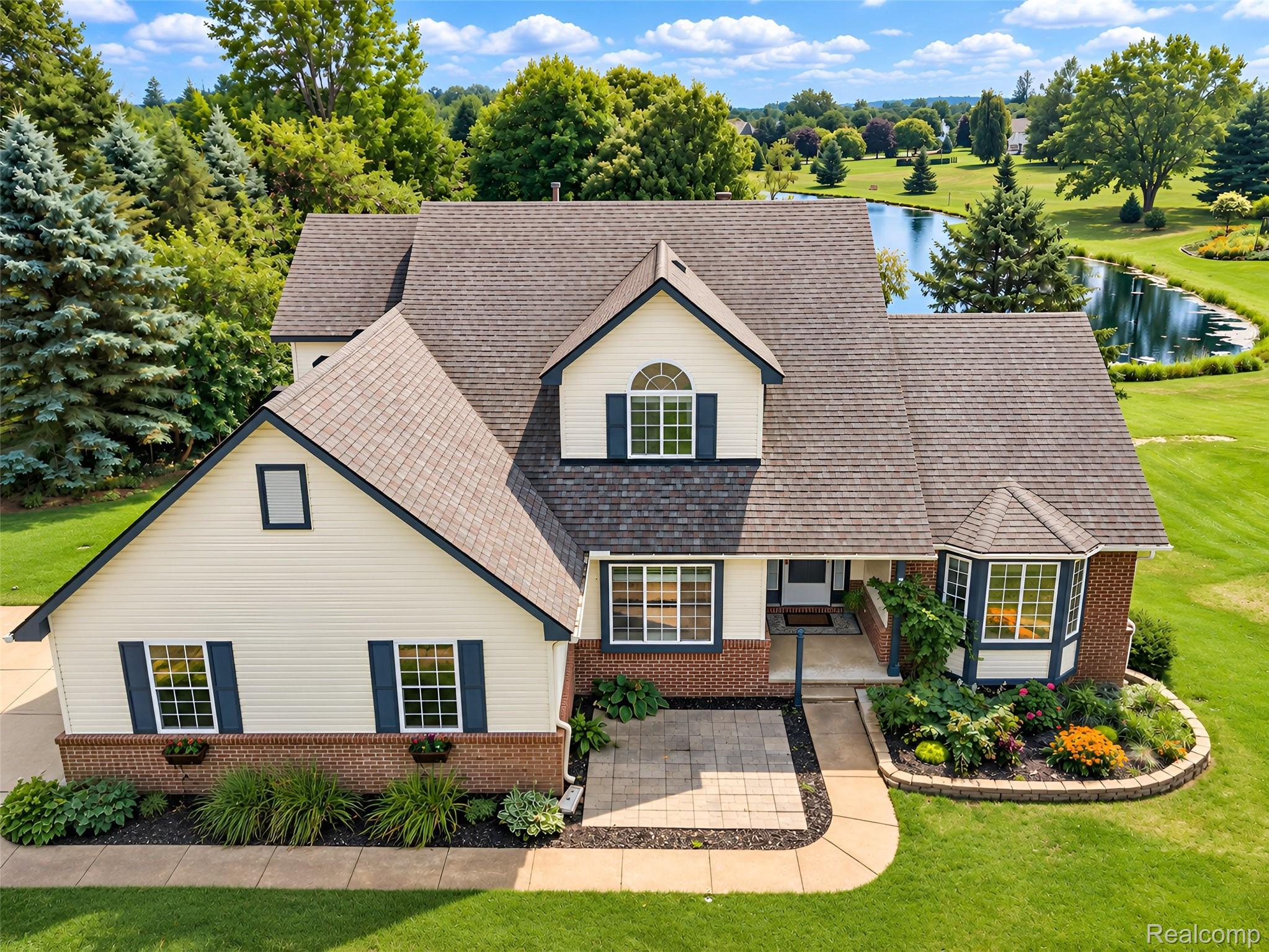 221 Maplewood Drive — photo