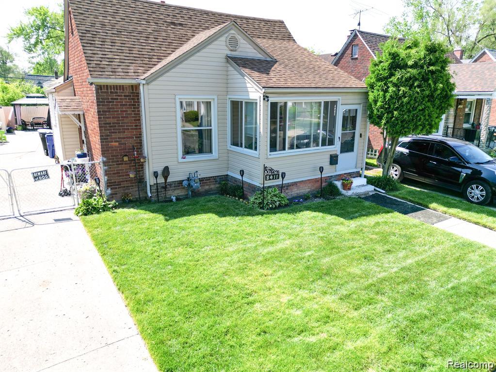 8411 Grandville Avenue — photo