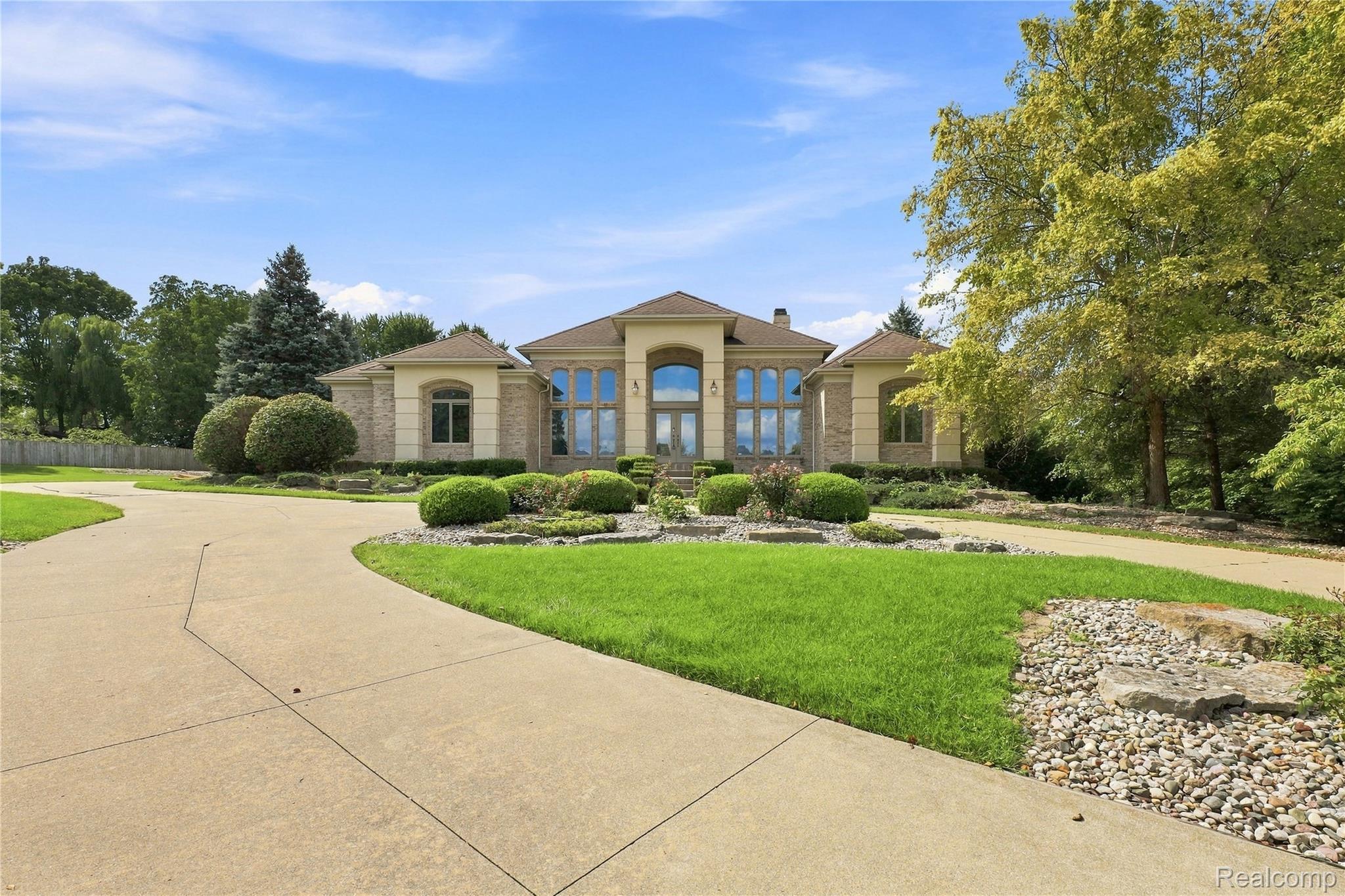 2566 Lakeside Court — photo