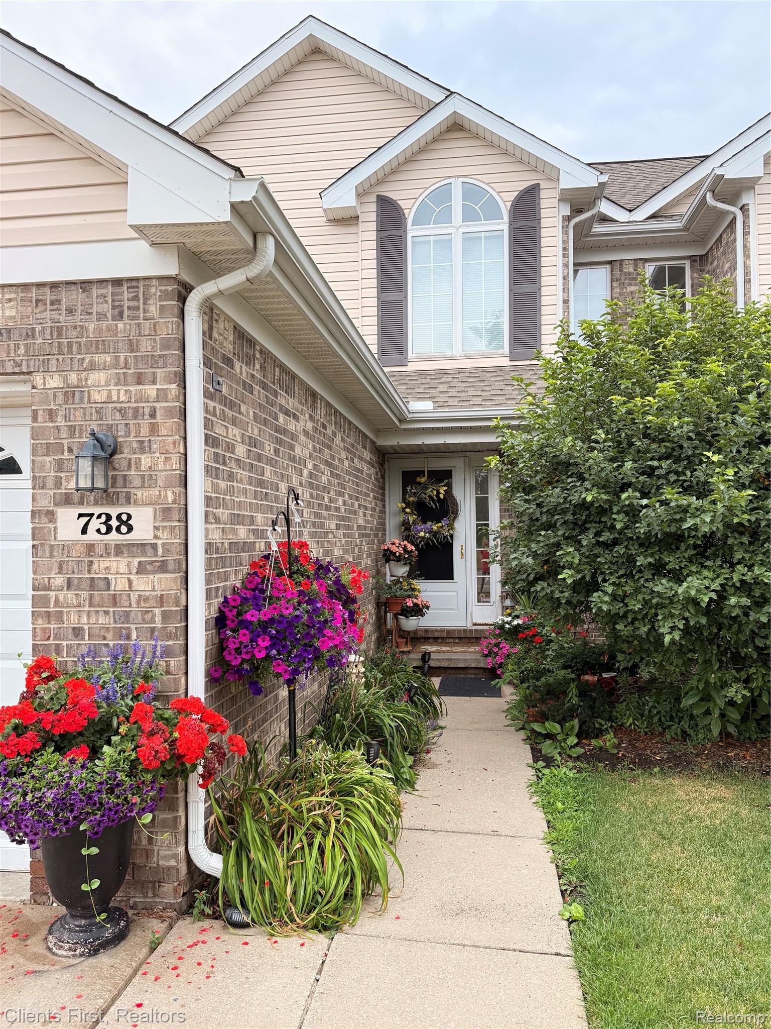 738 Natures Cove Ct — photo
