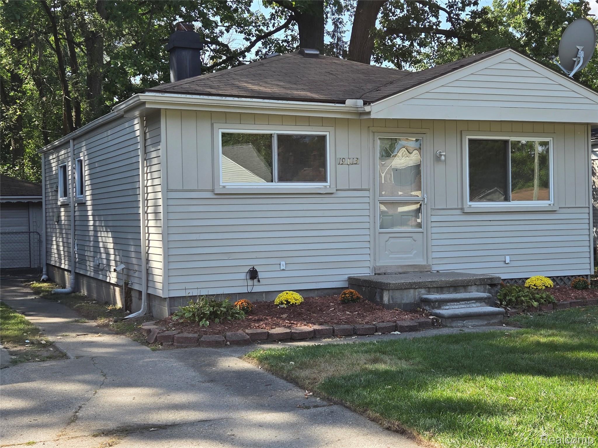 19813 Inkster Road W — photo