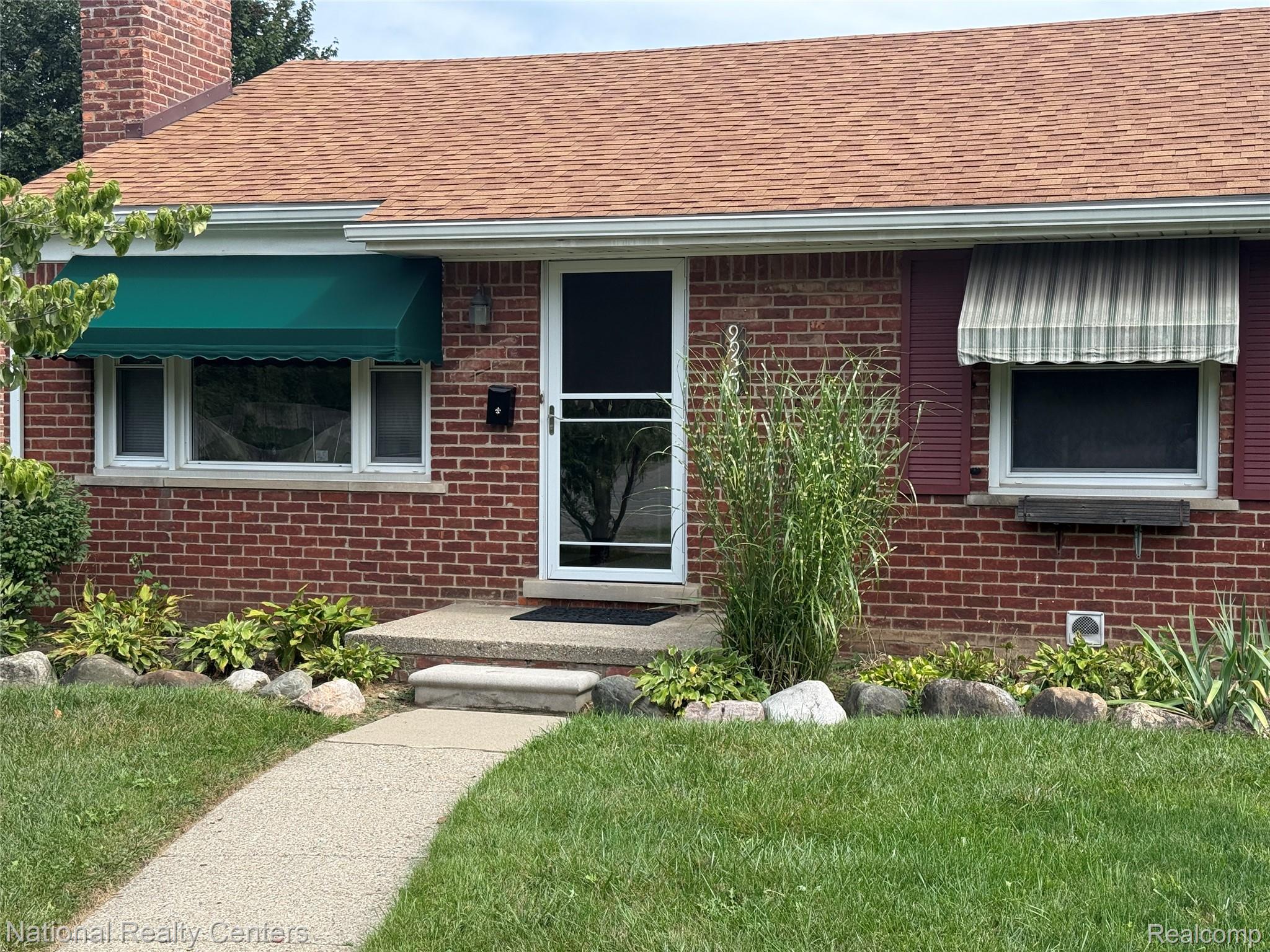 9920 Farmington Road — photo