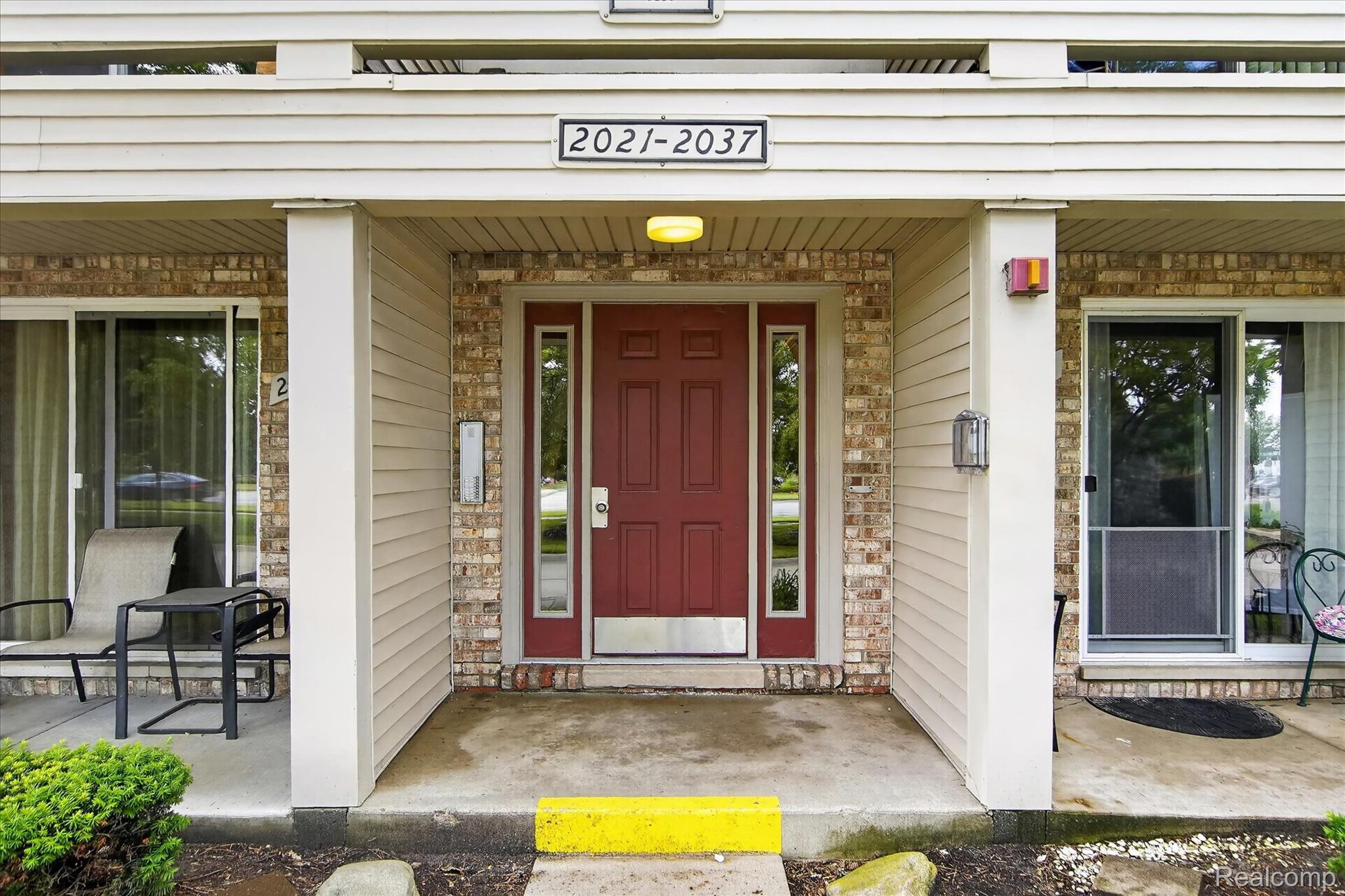 2037 E Franklin Drive — photo