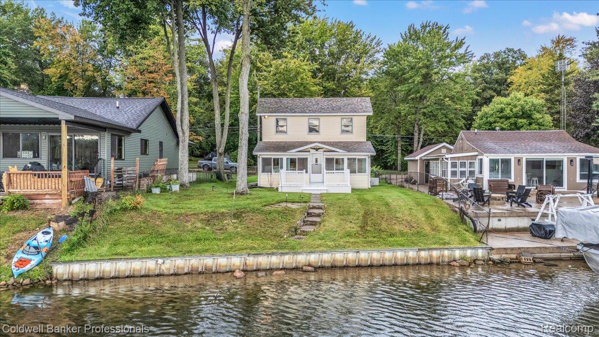 733 Lakeshore Drive — photo