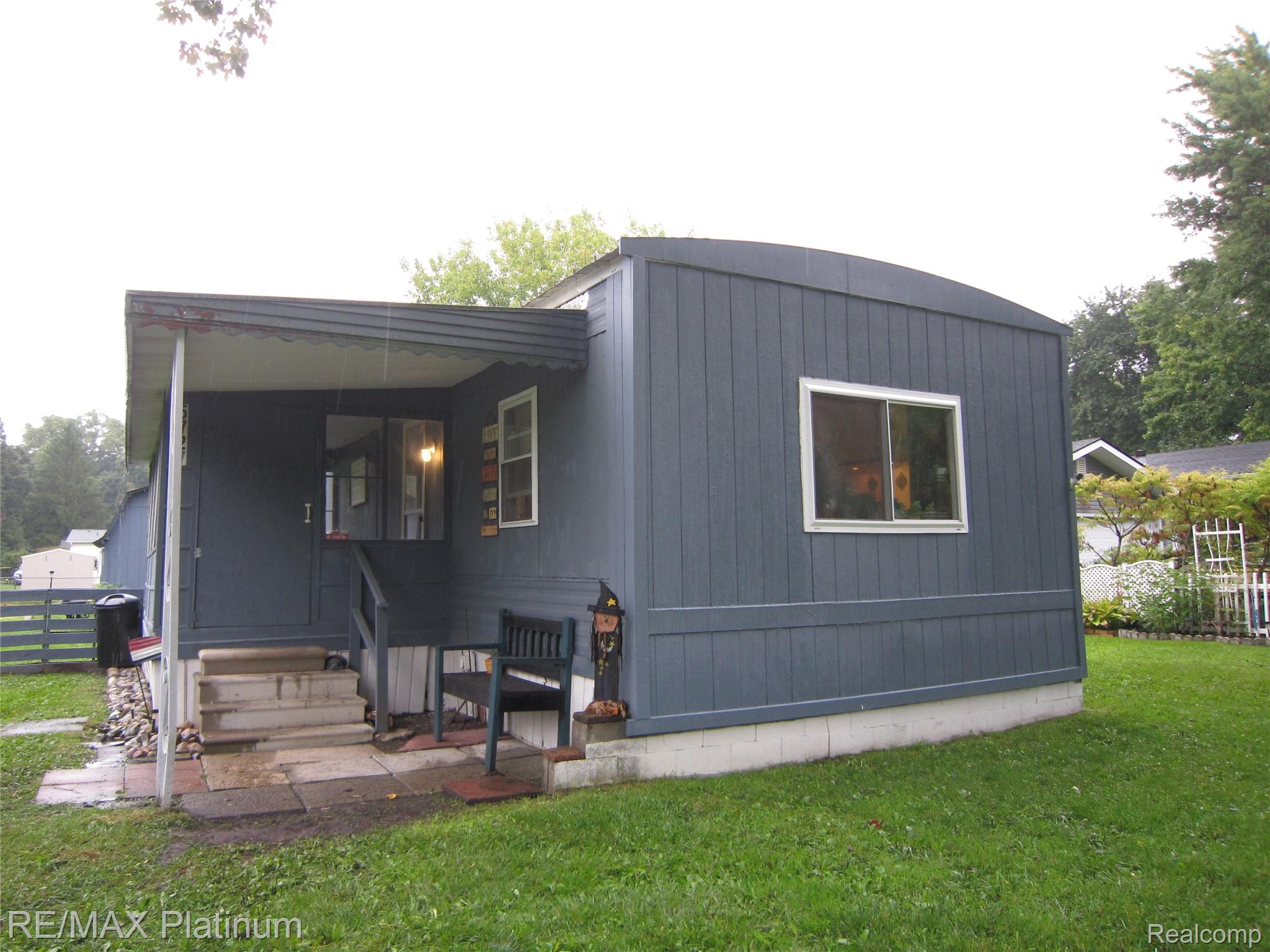 5727 Maunee Drive — photo