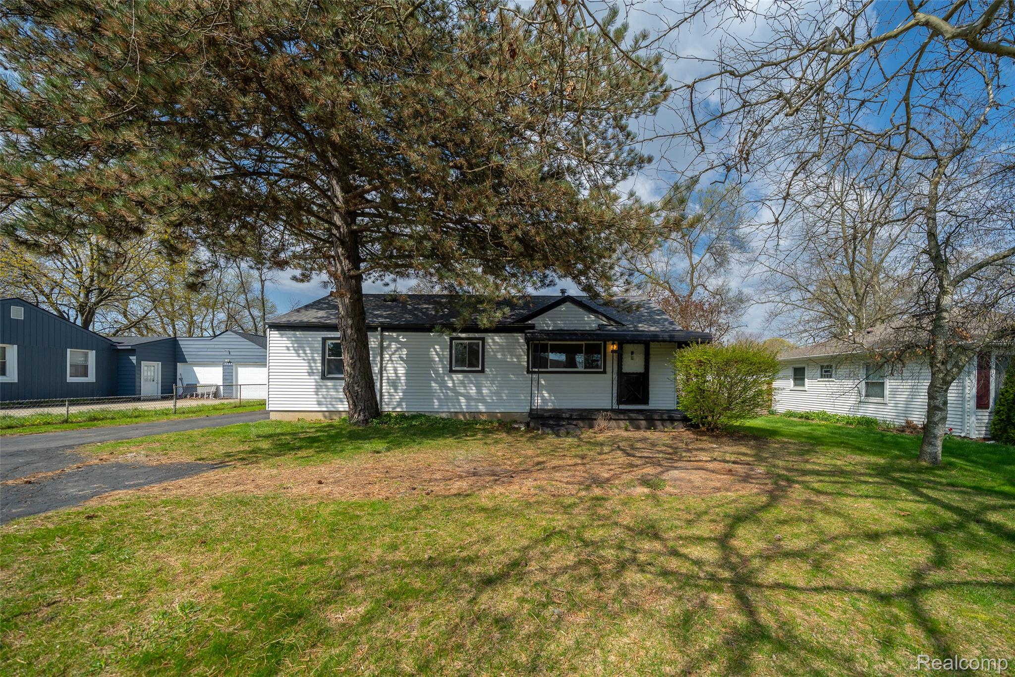 5357 Sashabaw Road — photo
