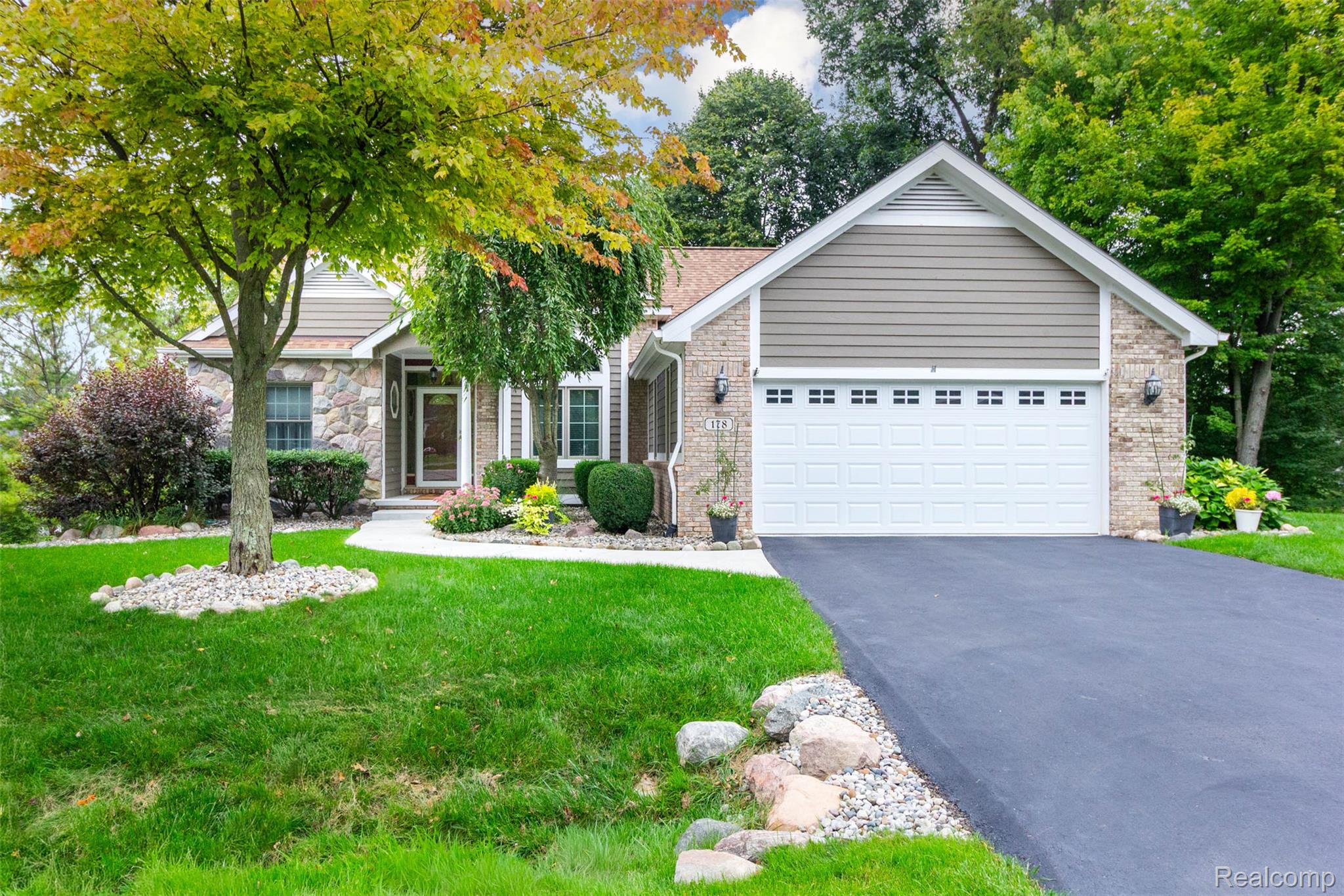 178 Lakeshore Vista — photo